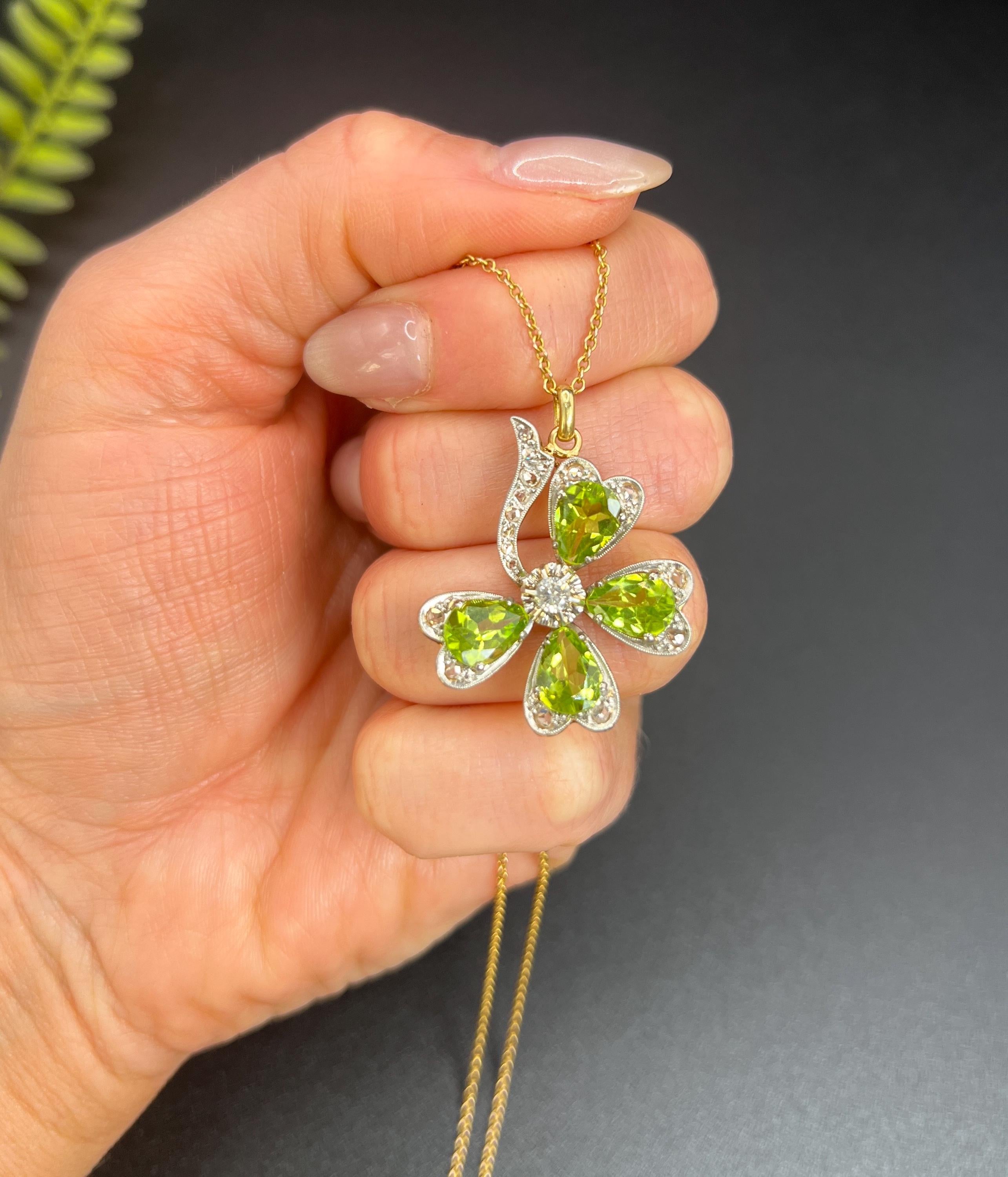 Antiguo Colgante Eduardiano de Oro de 18 ct y Platino de Trébol de 4 Hojas de Peridoto y Diamantes Corte pera en venta
