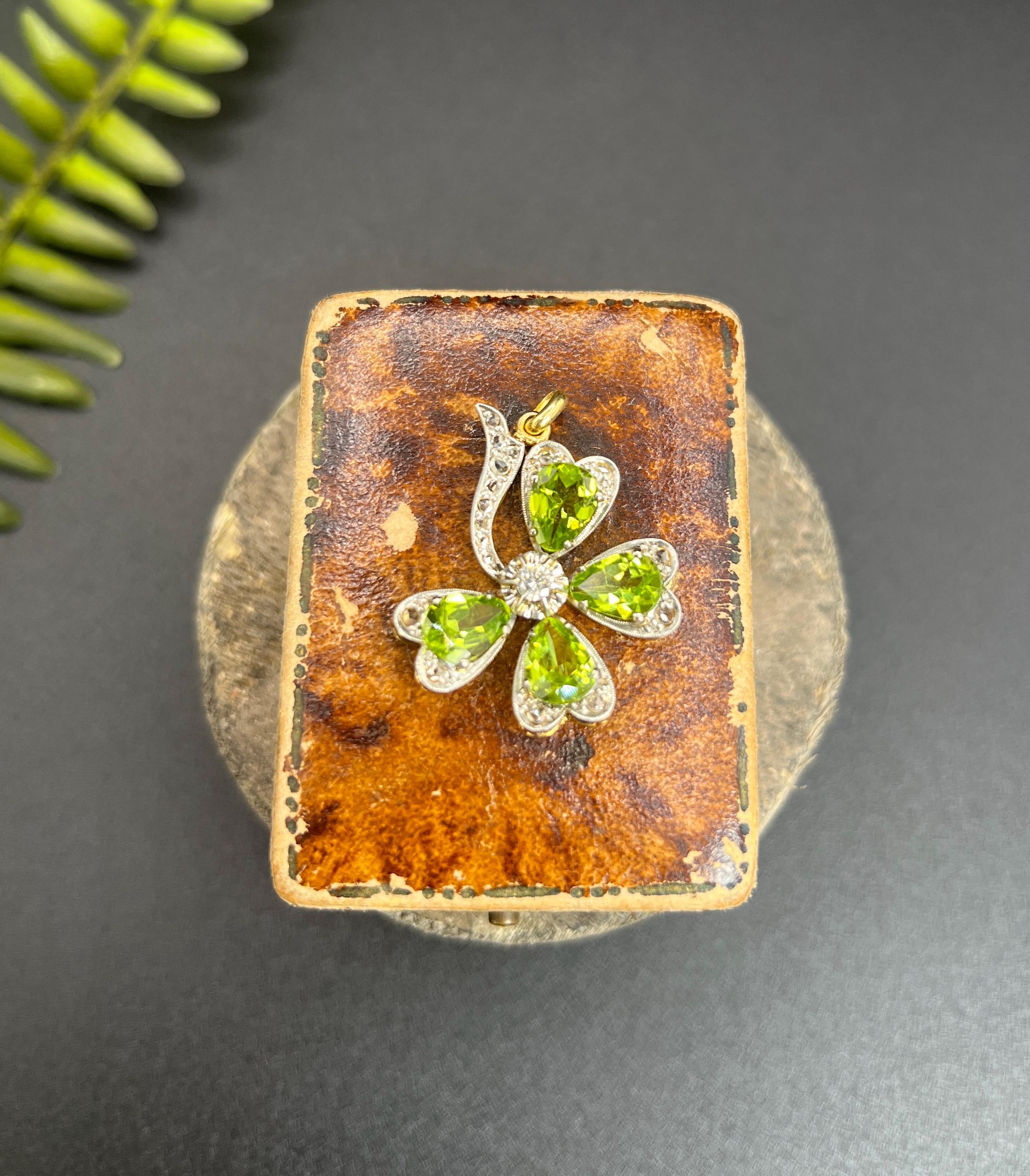 Antiguo Colgante Eduardiano de Oro de 18 ct y Platino de Trébol de 4 Hojas de Peridoto y Diamantes en Bueno estado para la venta en Brighton, GB