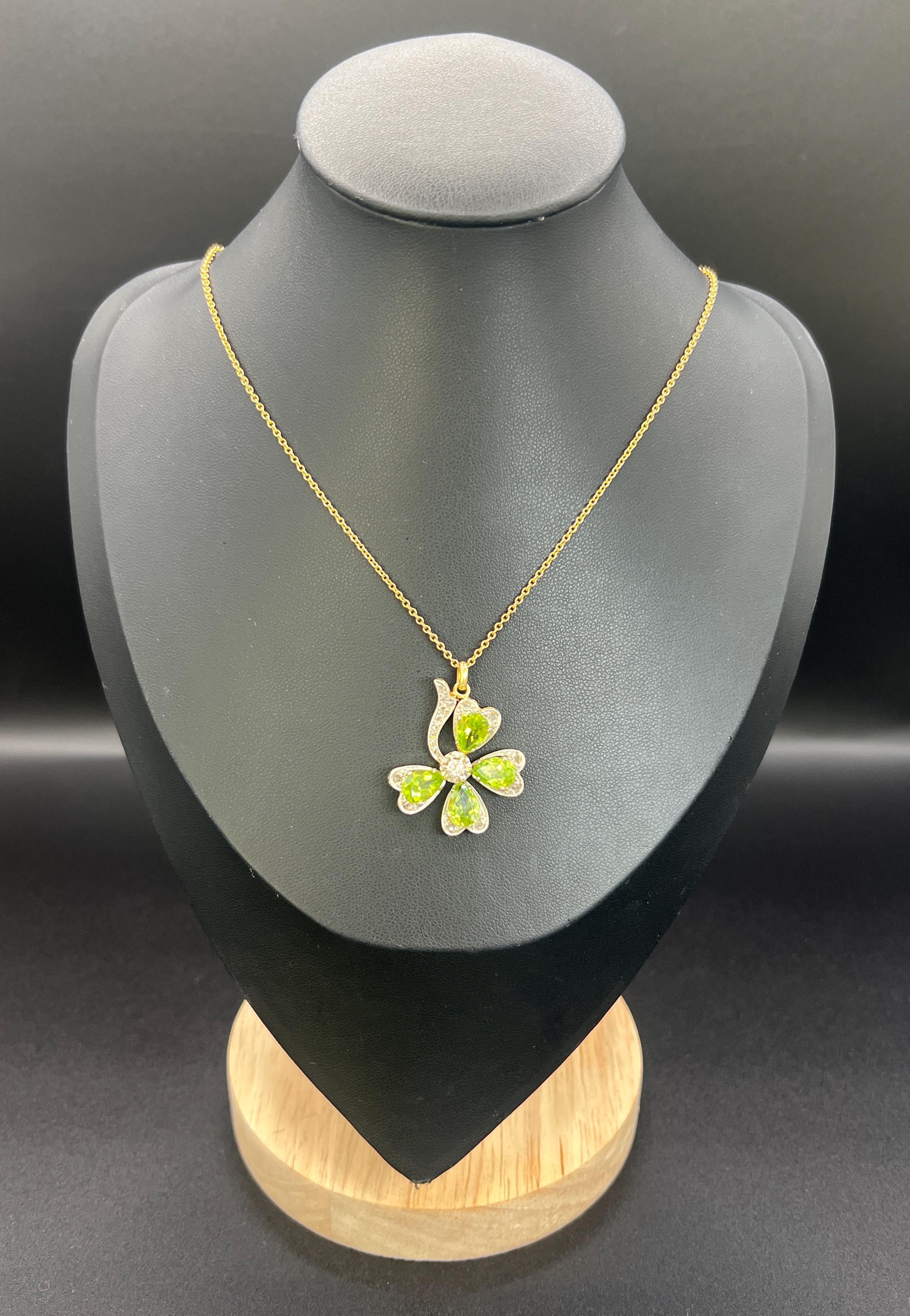 Femenino o masculino Antiguo Colgante Eduardiano de Oro de 18 ct y Platino de Trébol de 4 Hojas de Peridoto y Diamantes en venta