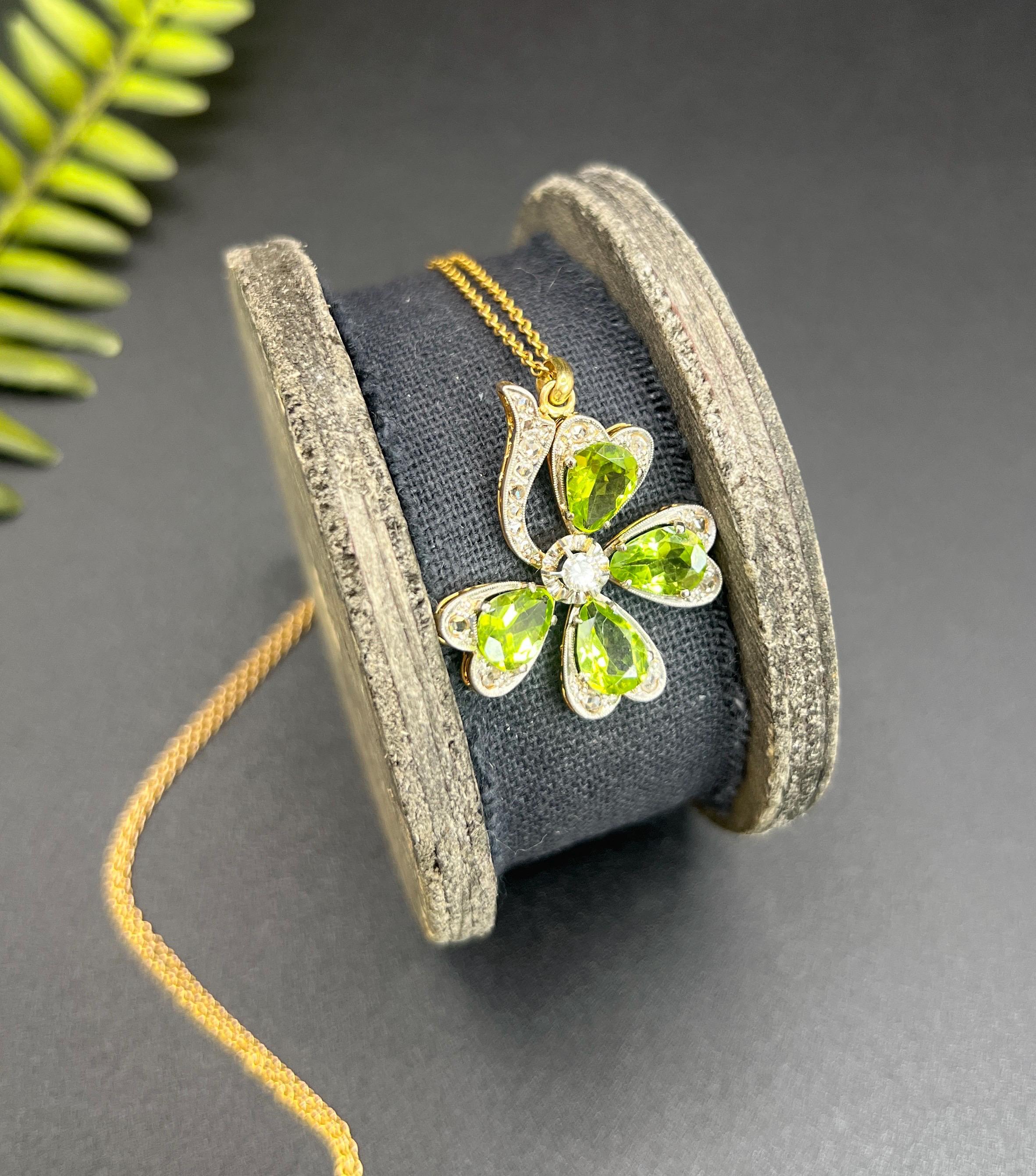 Antiguo Colgante Eduardiano de Oro de 18 ct y Platino de Trébol de 4 Hojas de Peridoto y Diamantes en venta 1