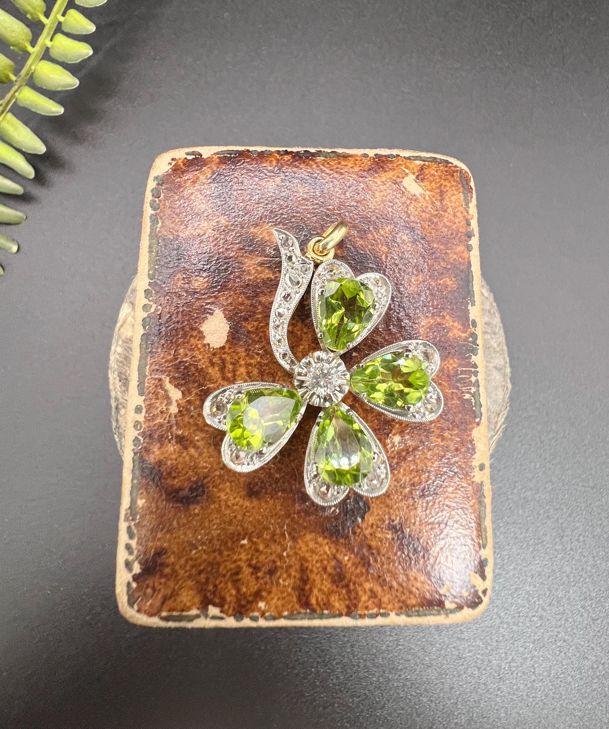 Antiguo Colgante Eduardiano de Oro de 18 ct y Platino de Trébol de 4 Hojas de Peridoto y Diamantes en venta 2