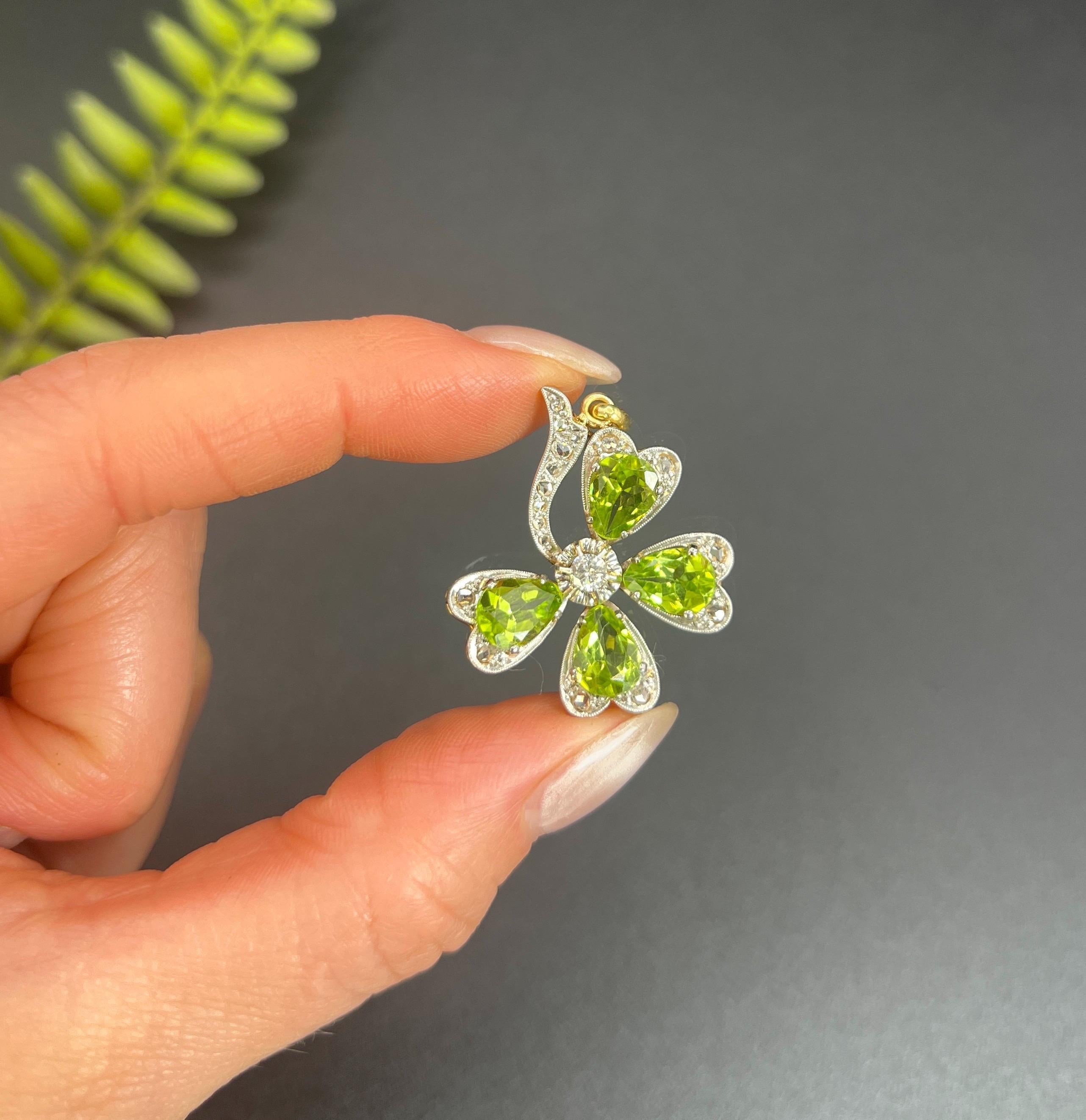 Antiguo Colgante Eduardiano de Oro de 18 ct y Platino de Trébol de 4 Hojas de Peridoto y Diamantes en venta 3