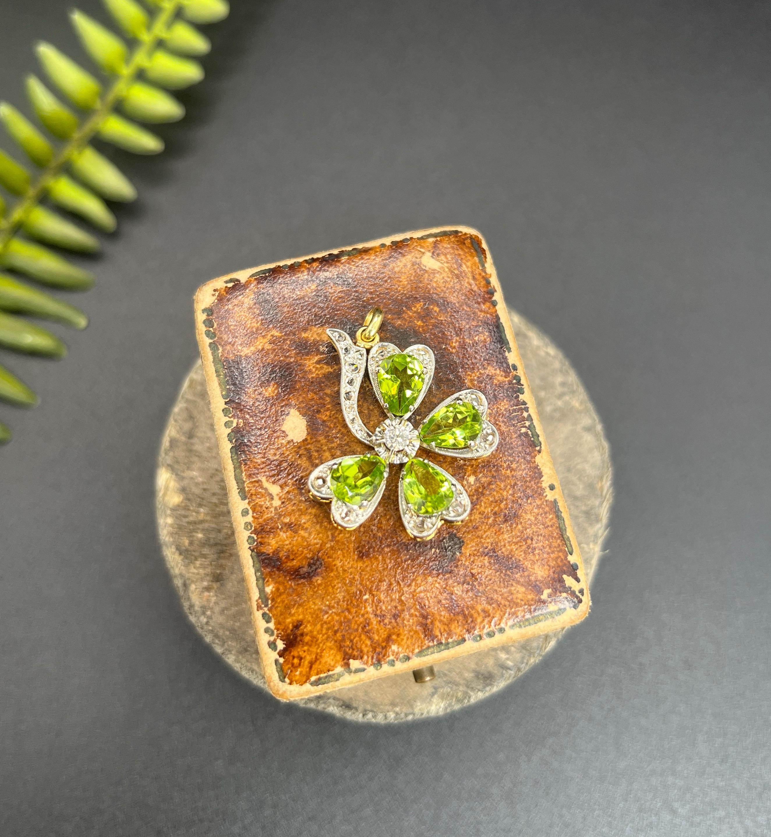 Antiguo Colgante Eduardiano de Oro de 18 ct y Platino de Trébol de 4 Hojas de Peridoto y Diamantes en venta 5