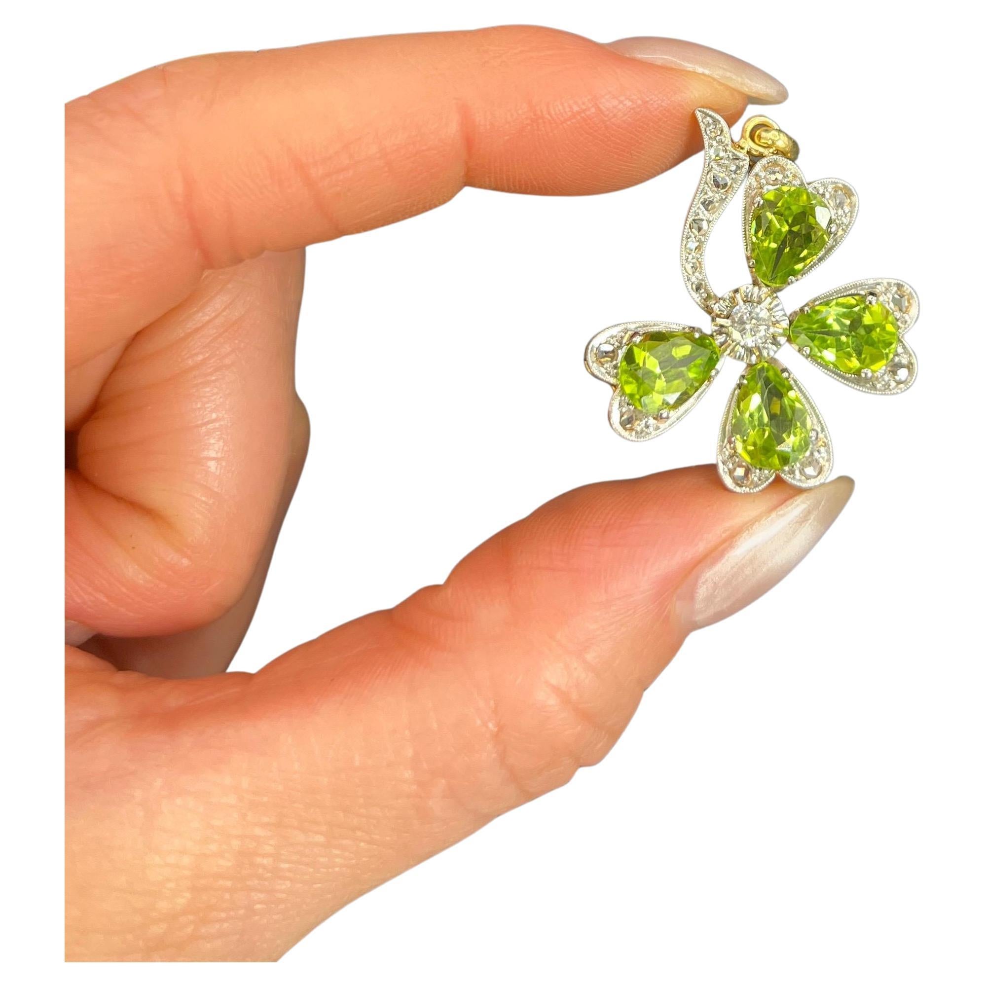 Antiguo Colgante Eduardiano de Oro de 18 ct y Platino de Trébol de 4 Hojas de Peridoto y Diamantes en venta