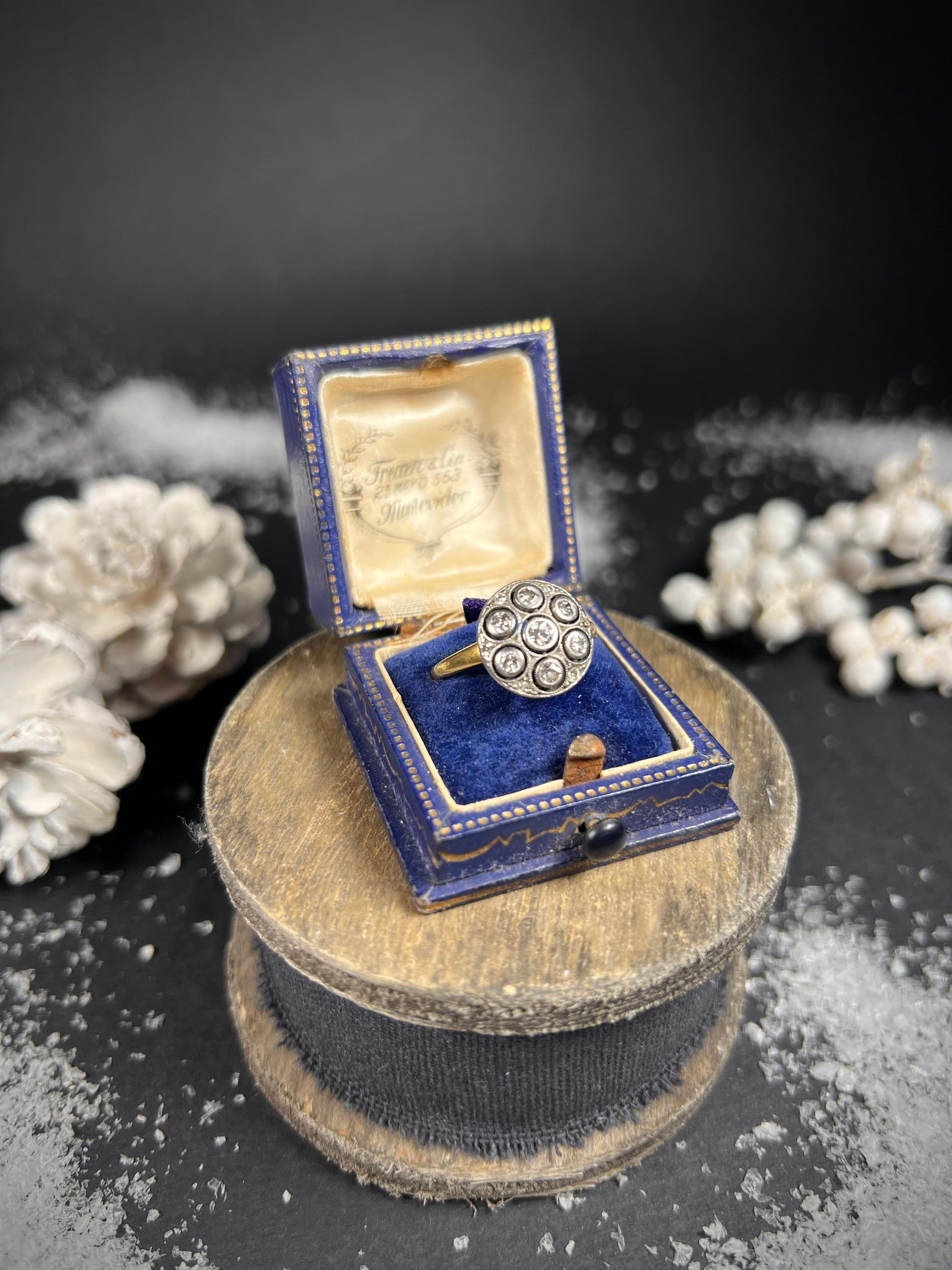 Taille ronde Bague édouardienne ancienne en or 18 carats et platine avec grappe de diamants ronds en vente