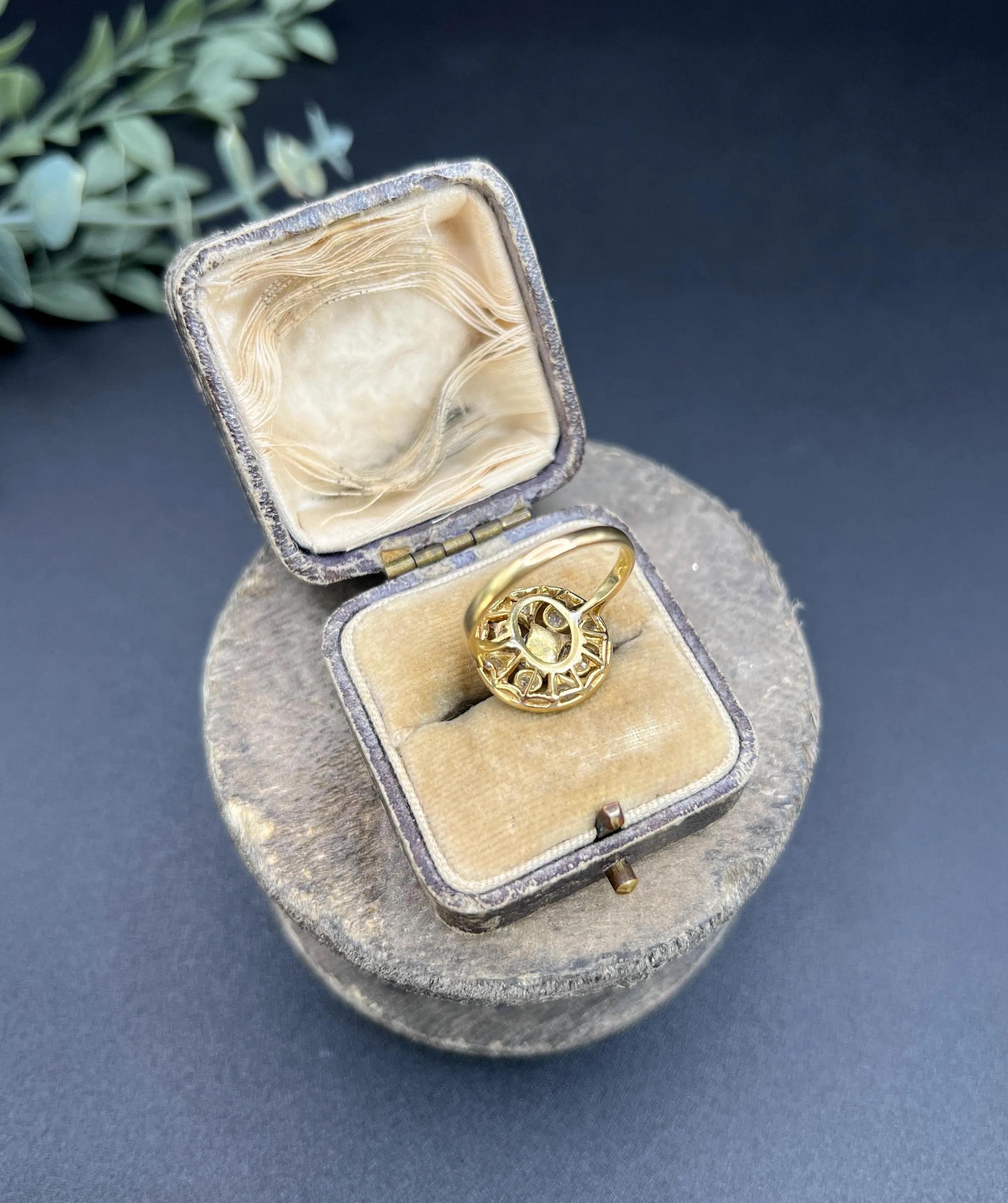 Bague ancienne en or 18ct et platine, bague édouardienne à grappes de diamants ronds en vente 1