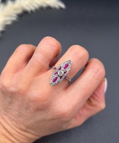 Bague ancienne en or 18ct et platine de style édouardien en forme de marquise/navette avec rubis et diamant