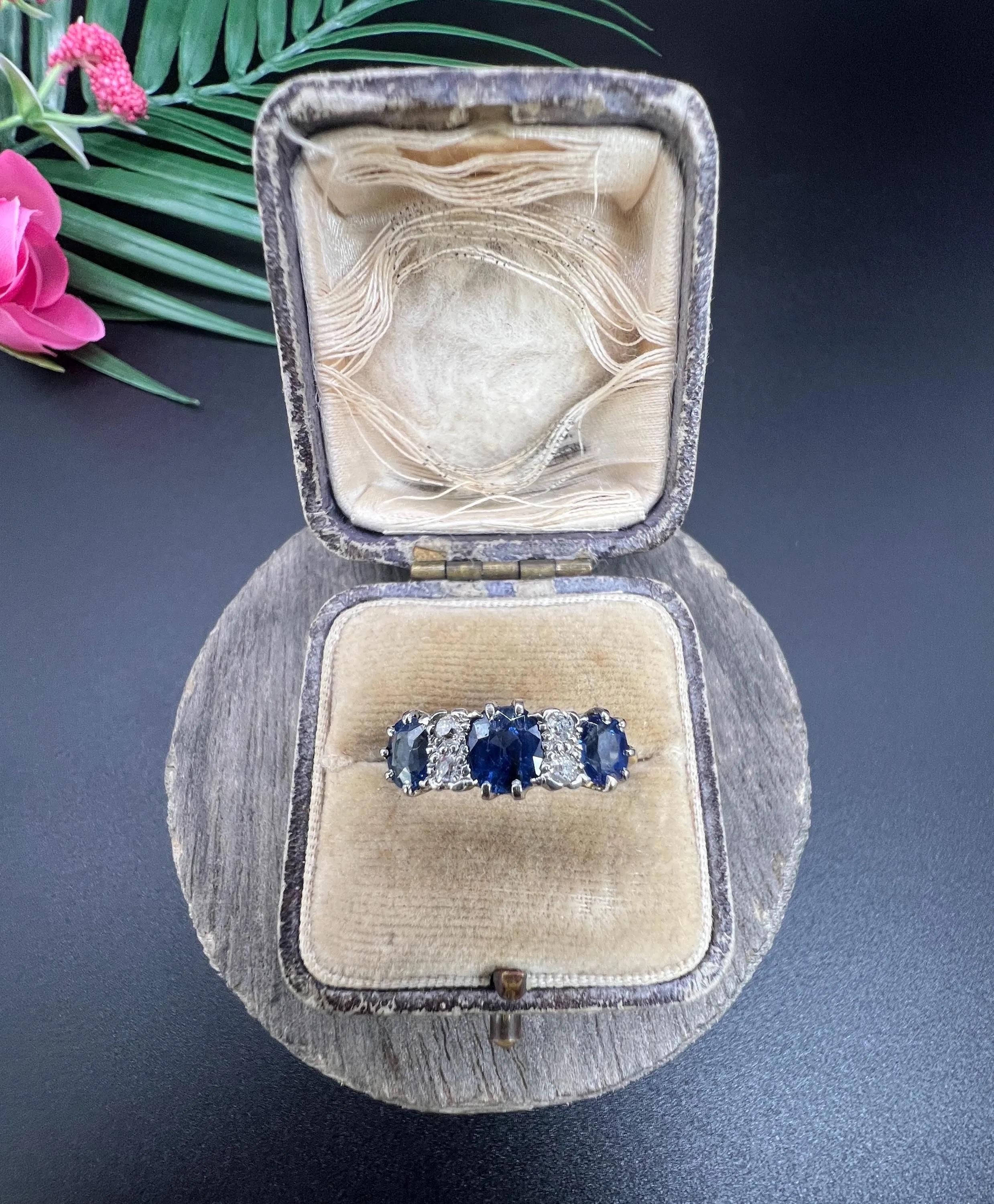 Antiguo anillo eduardiano de oro de 18 ct y platino con siete piedras de zafiro y diamantes en venta 4