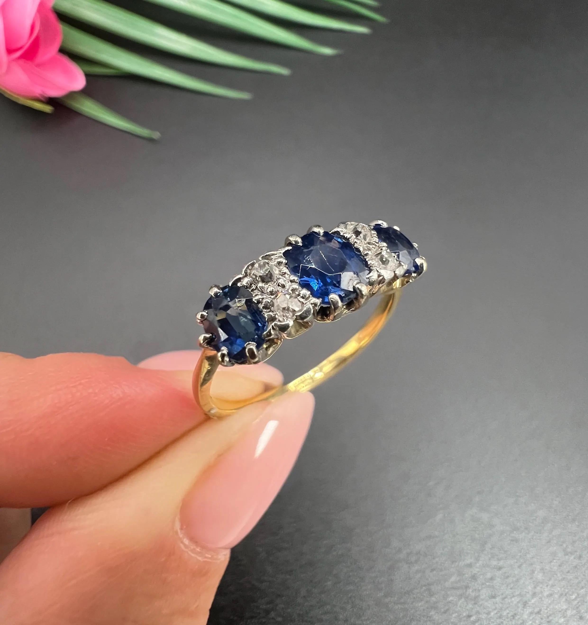 Antiguo anillo eduardiano de oro de 18 ct y platino con siete piedras de zafiro y diamantes en venta 5