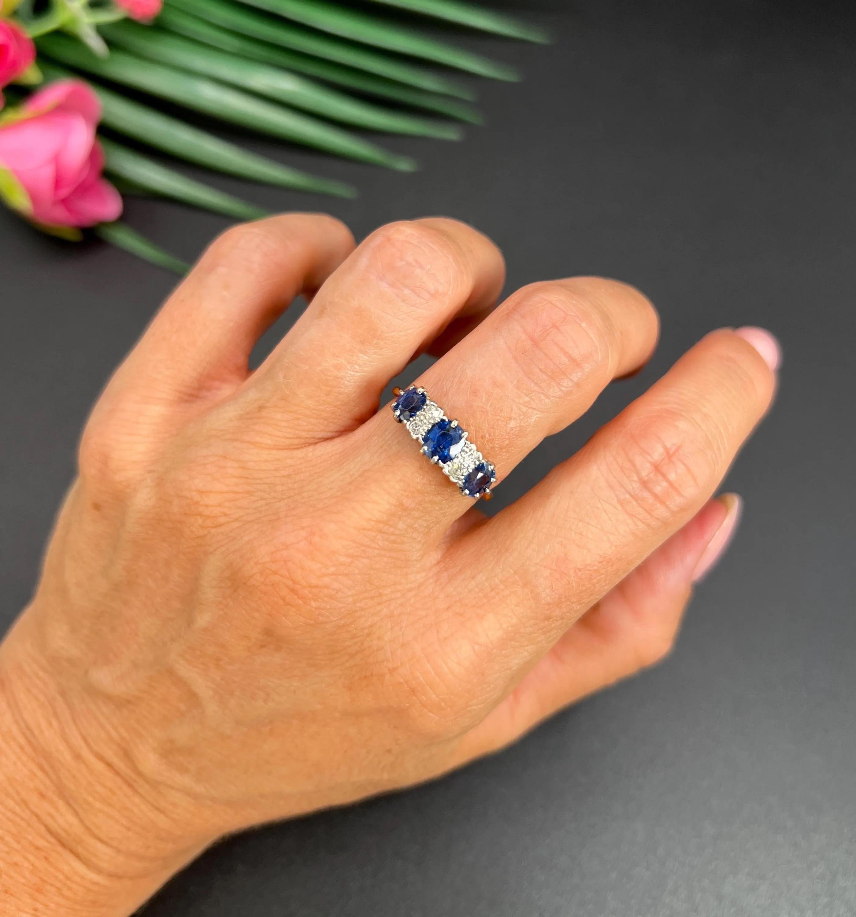 Anillo antiguo de zafiro y diamantes 

Oro de 18 ct y platino estampado

Alrededor de 1910

Retrocede en el tiempo con este exquisito anillo eduardiano de siete piedras, un verdadero testimonio de elegancia antigua. Elaborado en lujoso oro de 18