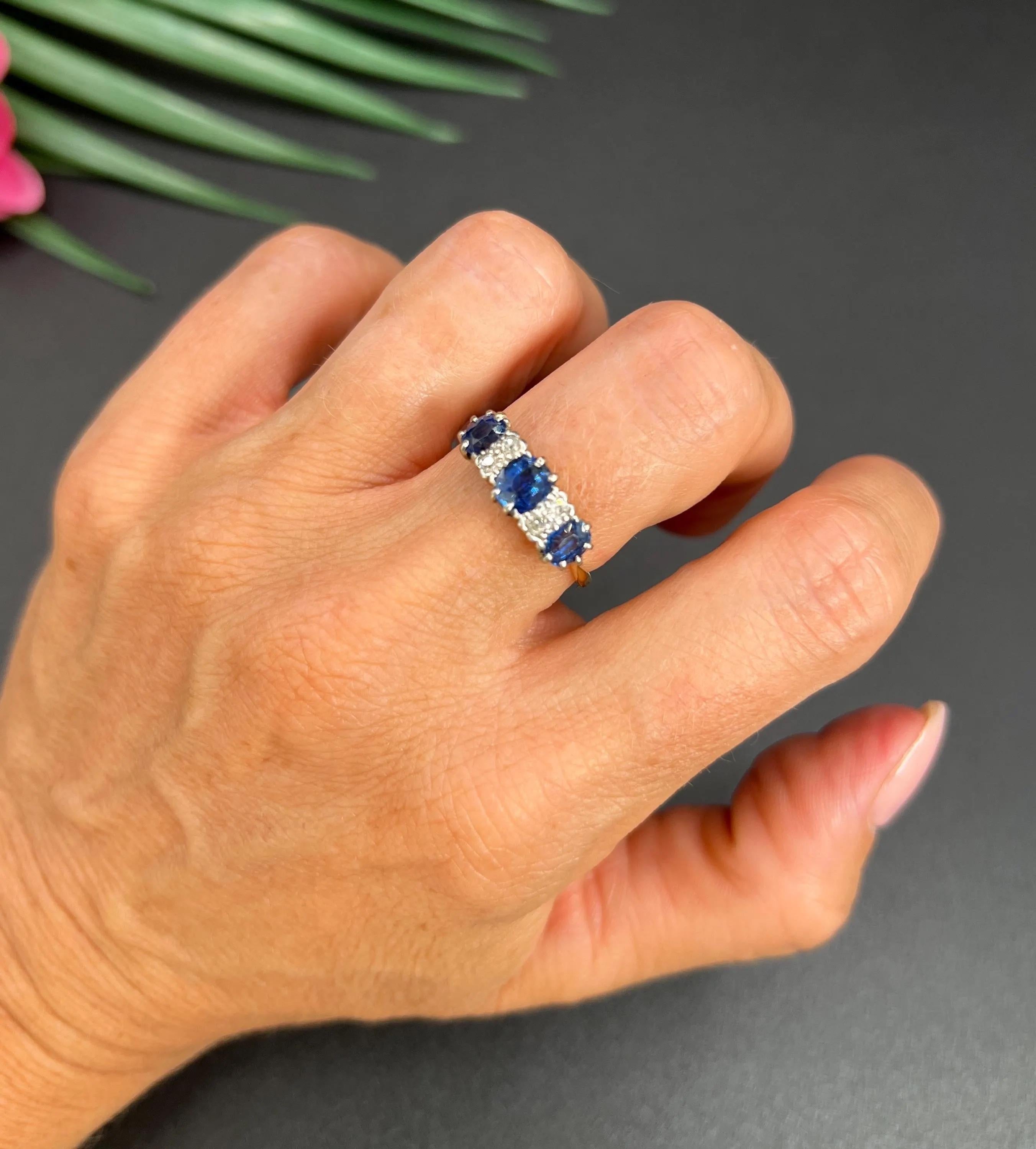 Antiguo anillo eduardiano de oro de 18 ct y platino con siete piedras de zafiro y diamantes Eduardiano en venta