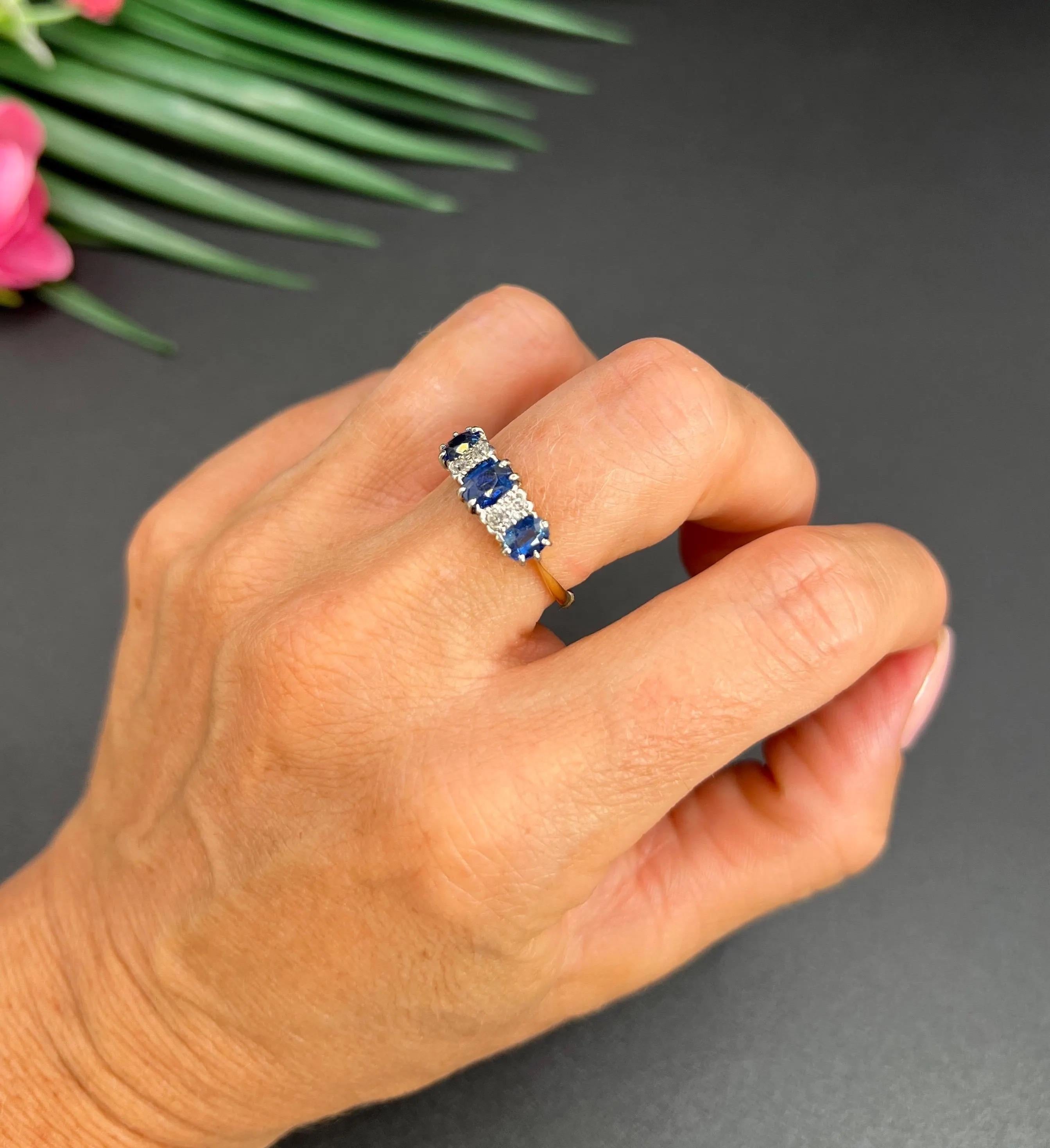 Antiguo anillo eduardiano de oro de 18 ct y platino con siete piedras de zafiro y diamantes Corte oval en venta