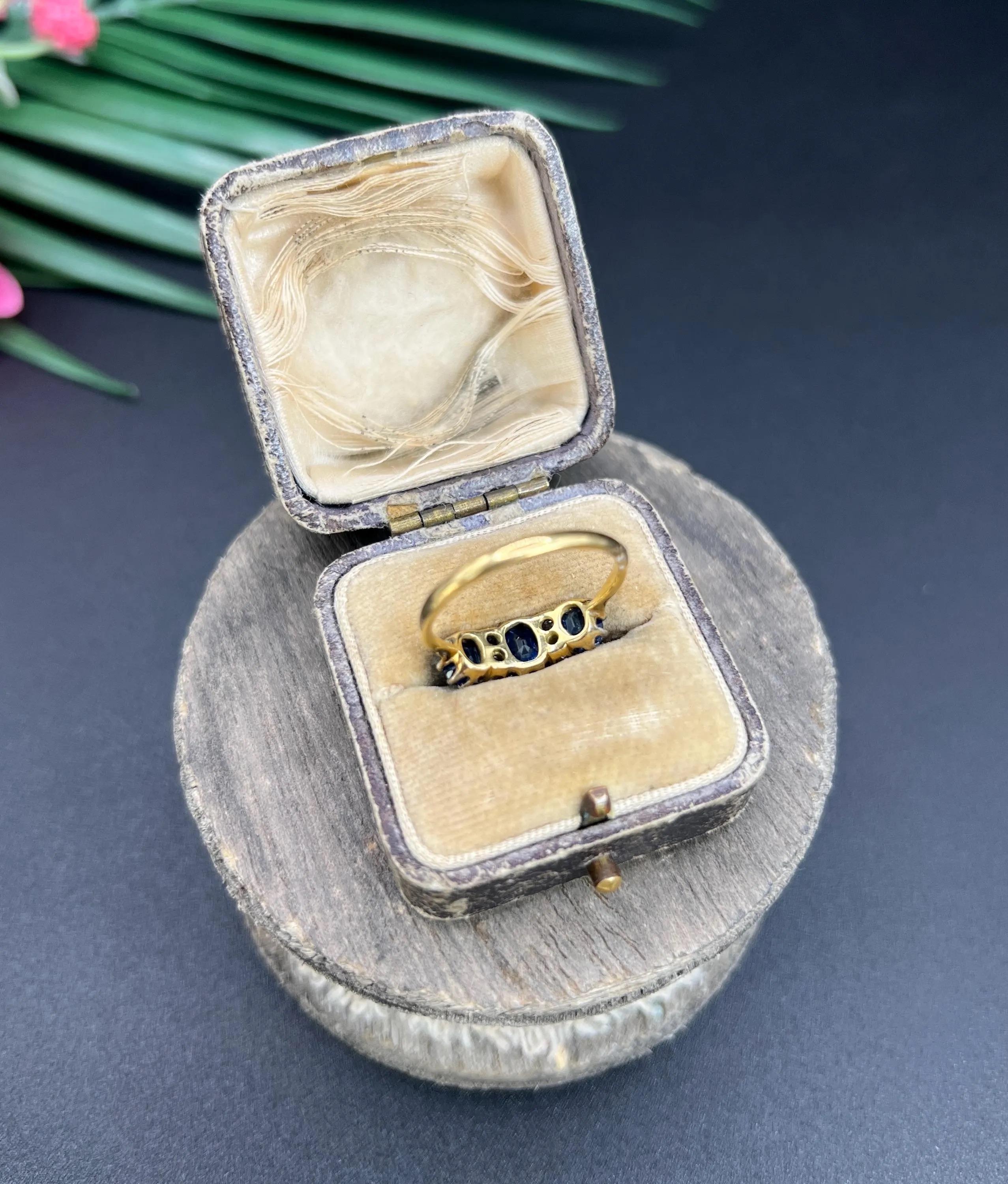Antiguo anillo eduardiano de oro de 18 ct y platino con siete piedras de zafiro y diamantes en Bueno estado para la venta en Brighton, GB