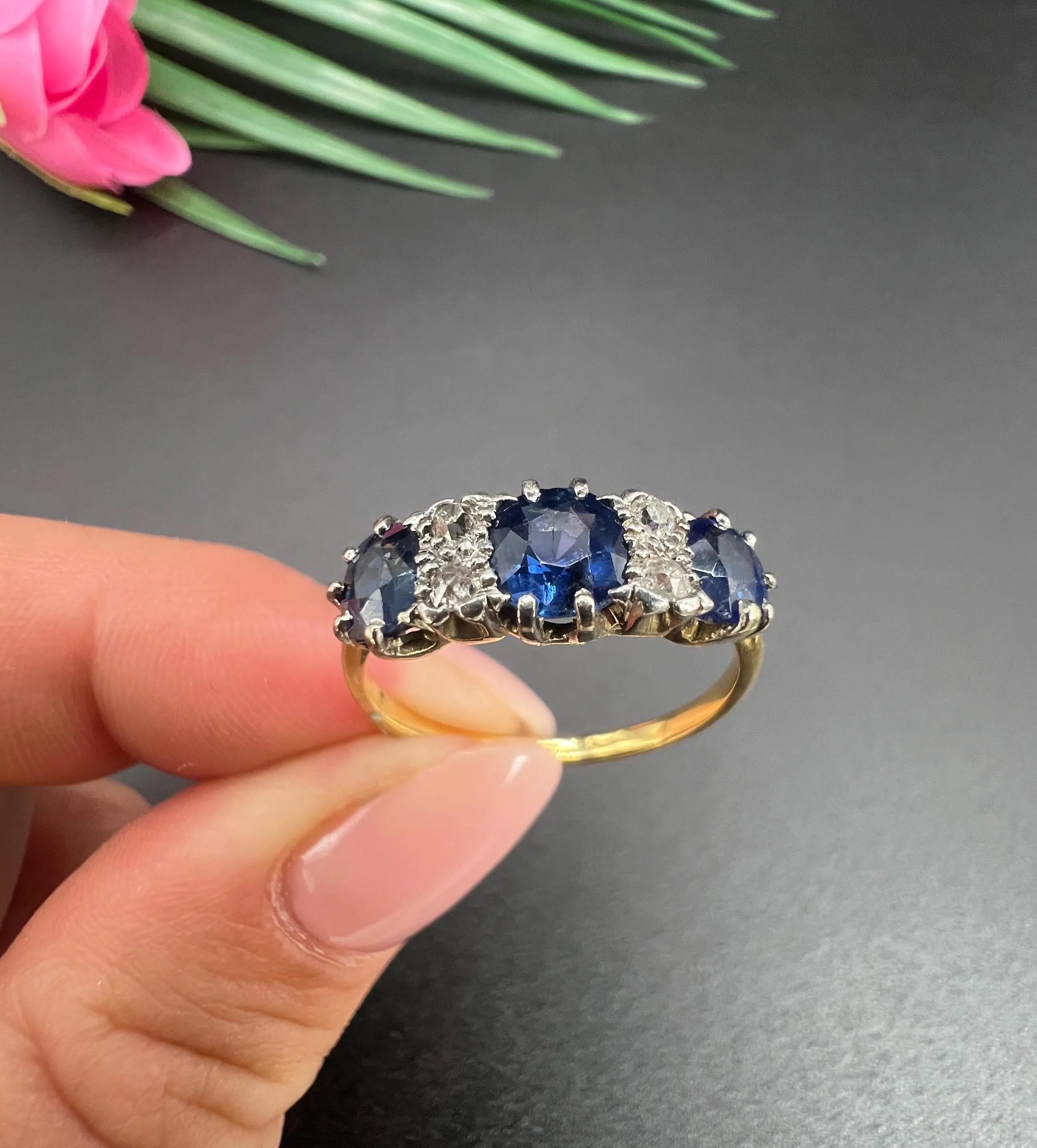 Femenino o masculino Antiguo anillo eduardiano de oro de 18 ct y platino con siete piedras de zafiro y diamantes en venta