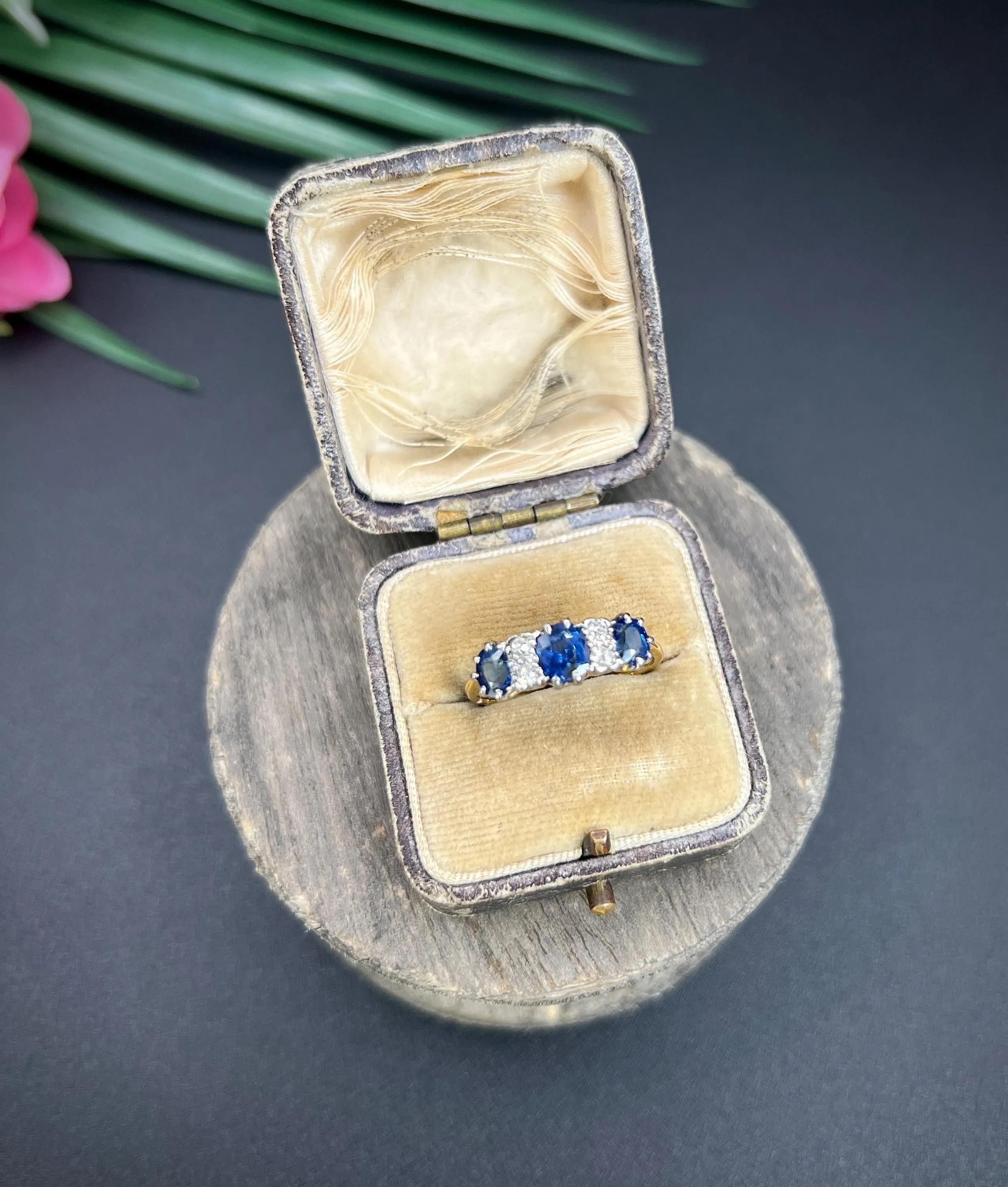Antiguo anillo eduardiano de oro de 18 ct y platino con siete piedras de zafiro y diamantes en venta 2