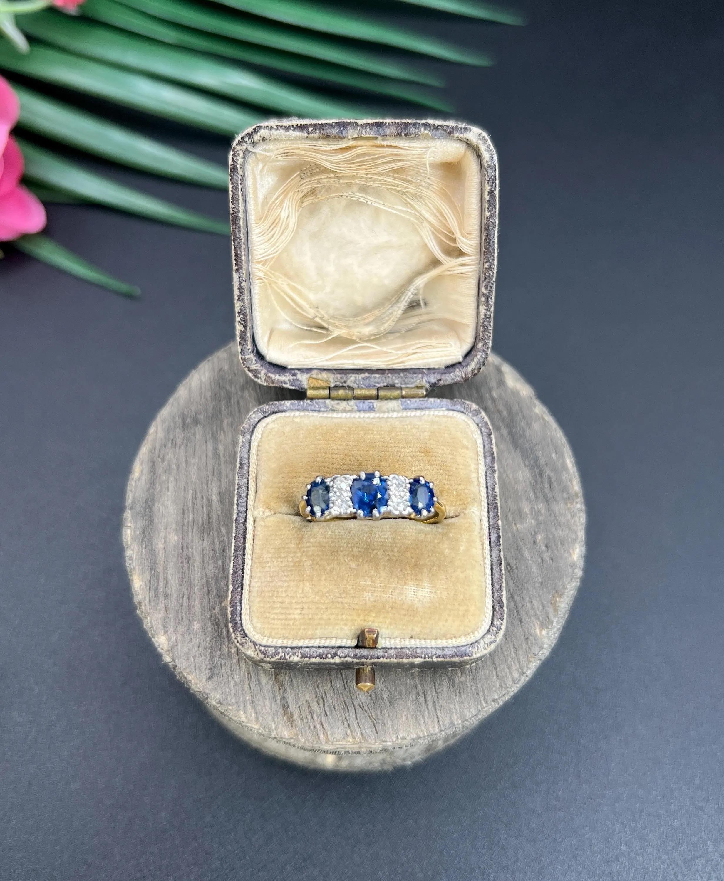 Antiguo anillo eduardiano de oro de 18 ct y platino con siete piedras de zafiro y diamantes en venta 3