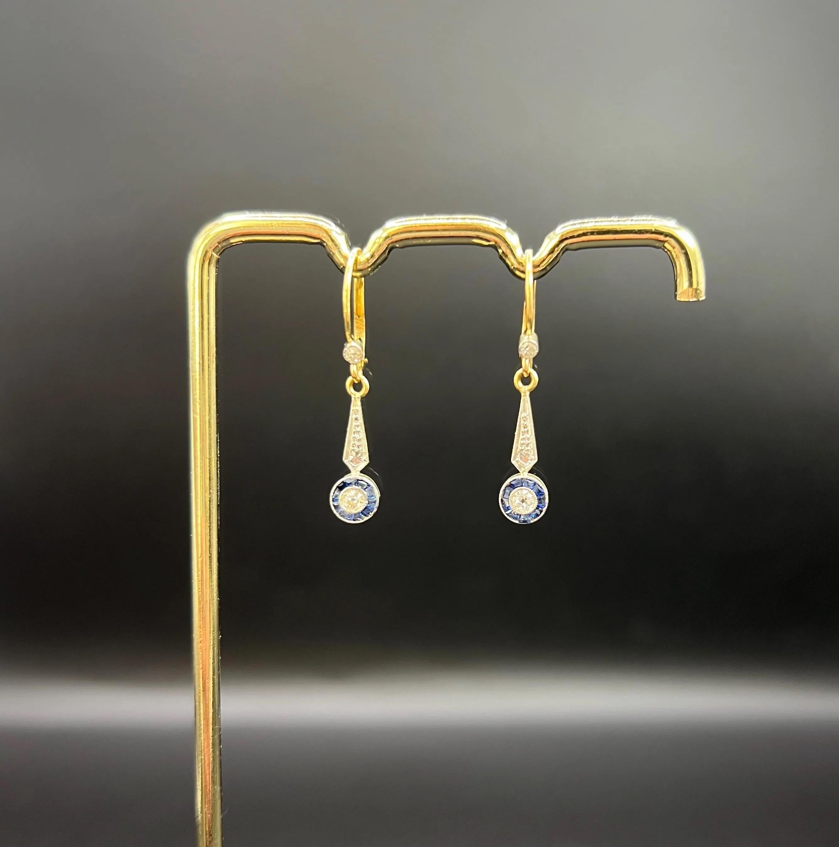 Orecchini a goccia con bersaglio antico 

Oro giallo 18ct e platino

Circa 1910

Ti presentiamo uno splendido paio di orecchini di epoca edoardiana, sapientemente realizzati in oro giallo 18ct e platino. Questi squisiti orecchini a goccia sono