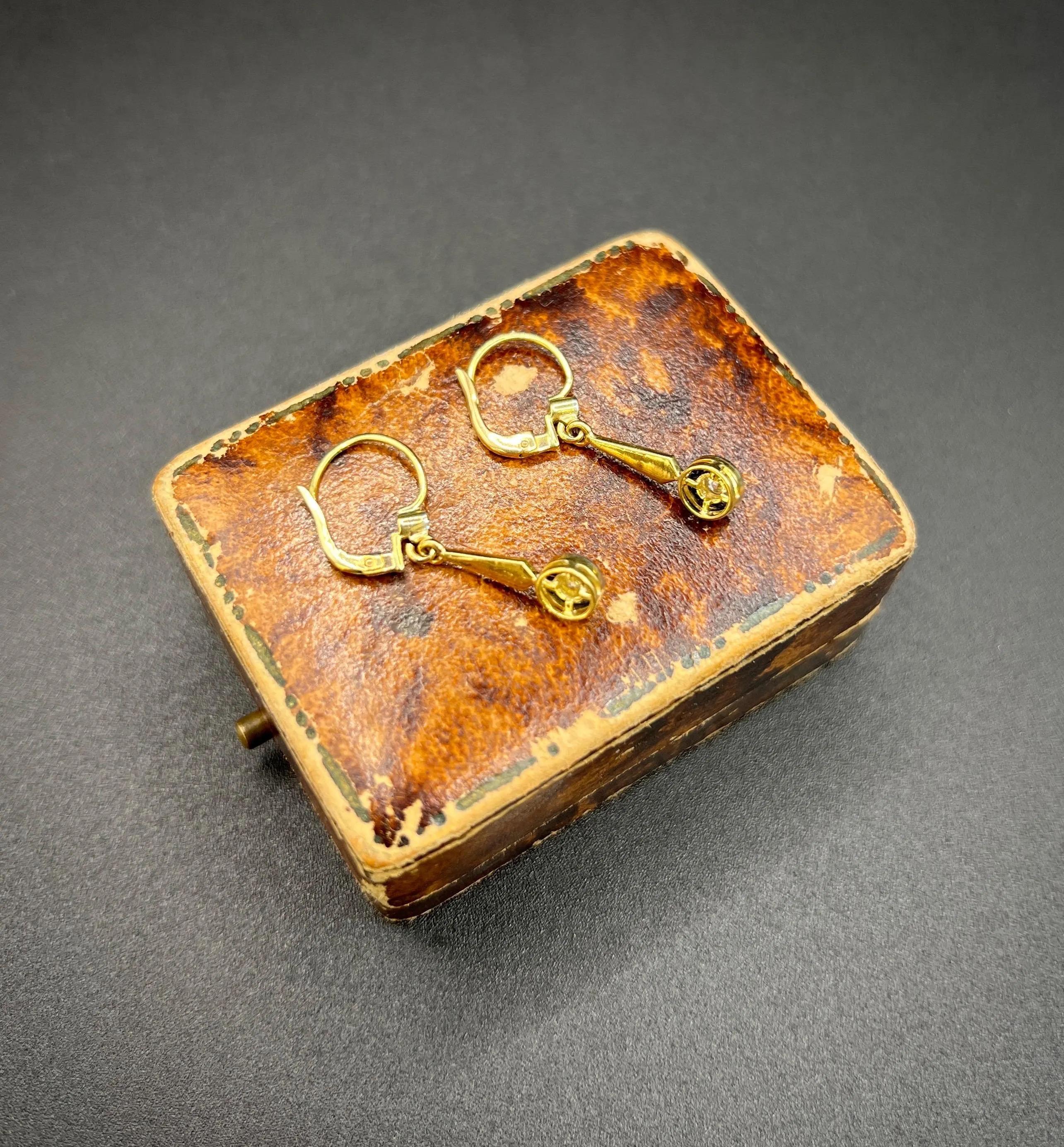 da uomo o donna Orecchini antichi in oro 18ct e platino di epoca edoardiana con zaffiro e diamante in vendita