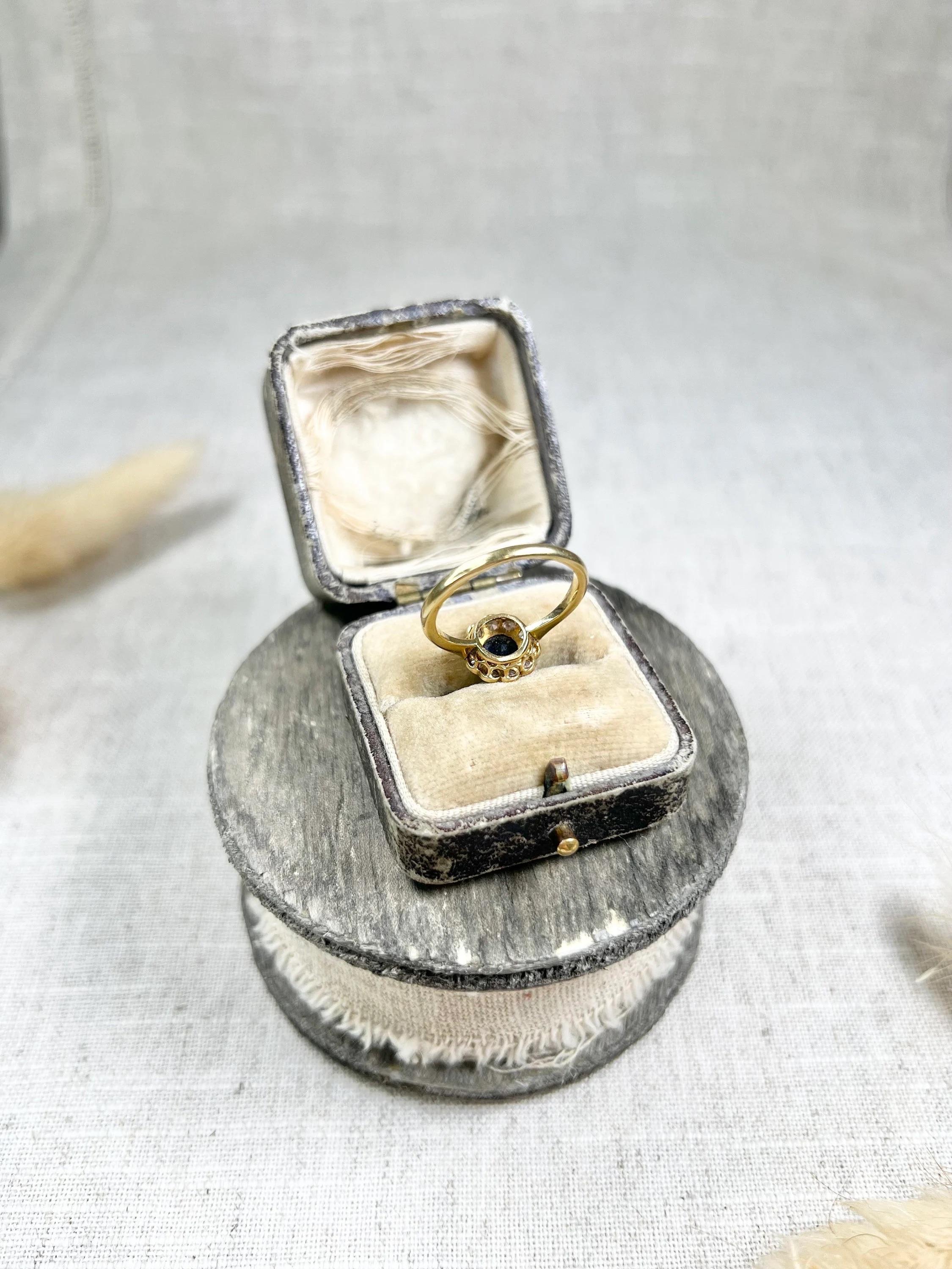 Women's or Men's Antique 18ct Gold & Platinum Edwardian Sapphire & Diamond Daisy Cluster Ring For Sale