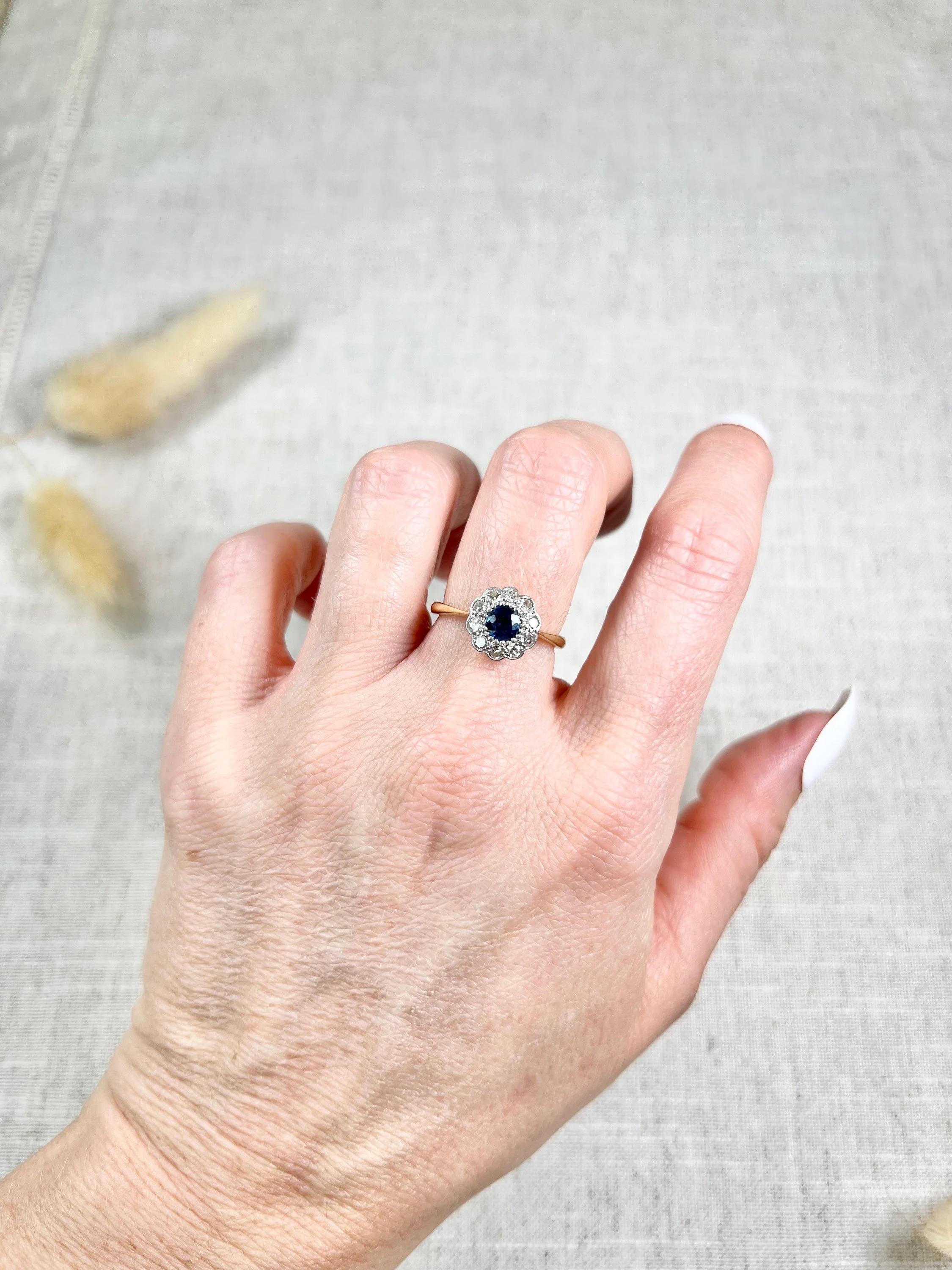 Antique 18ct Gold & Platinum Edwardian Sapphire & Diamond Daisy Cluster Ring For Sale 2