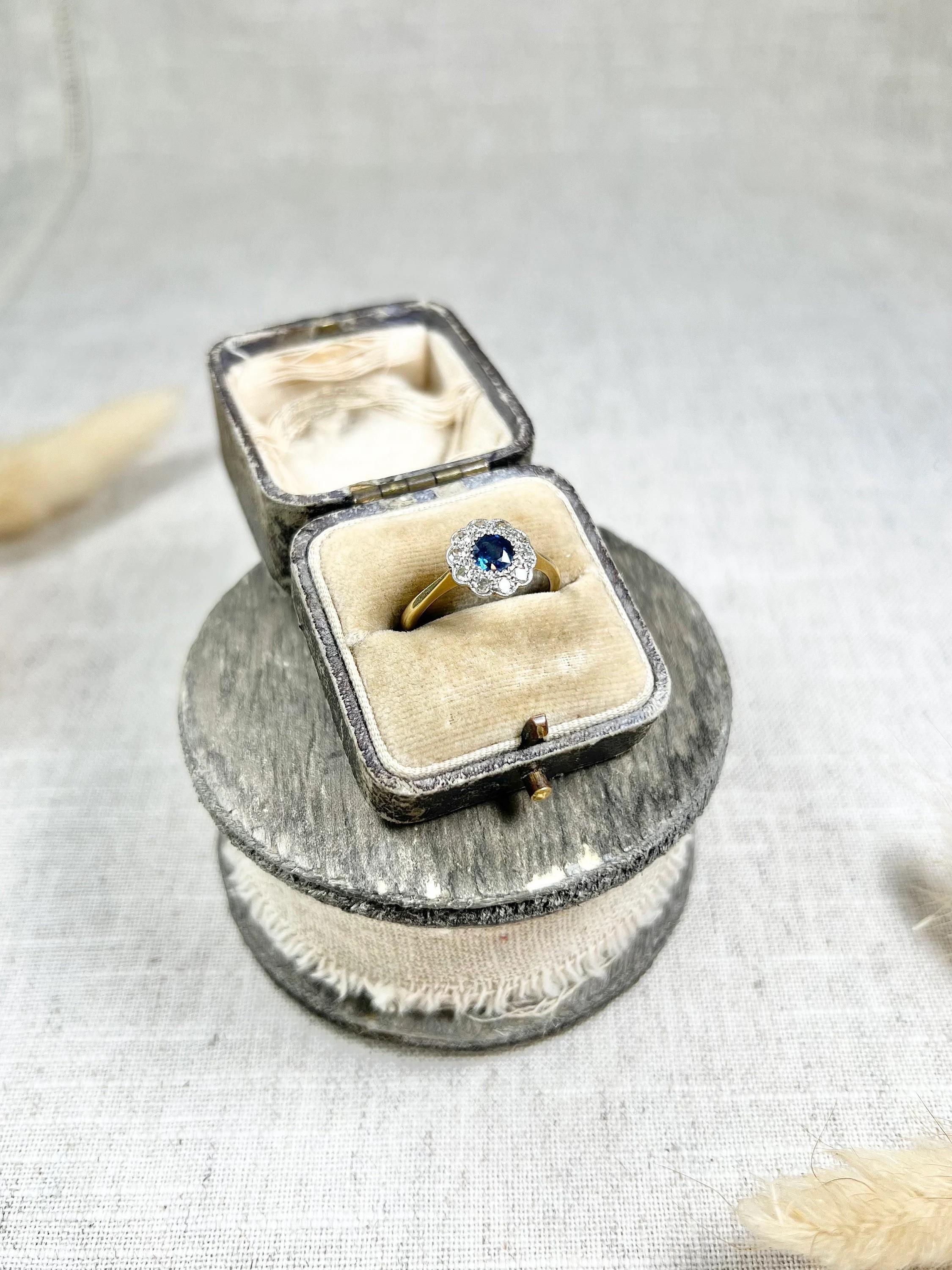 Antique 18ct Gold & Platinum Edwardian Sapphire & Diamond Daisy Cluster Ring For Sale 3