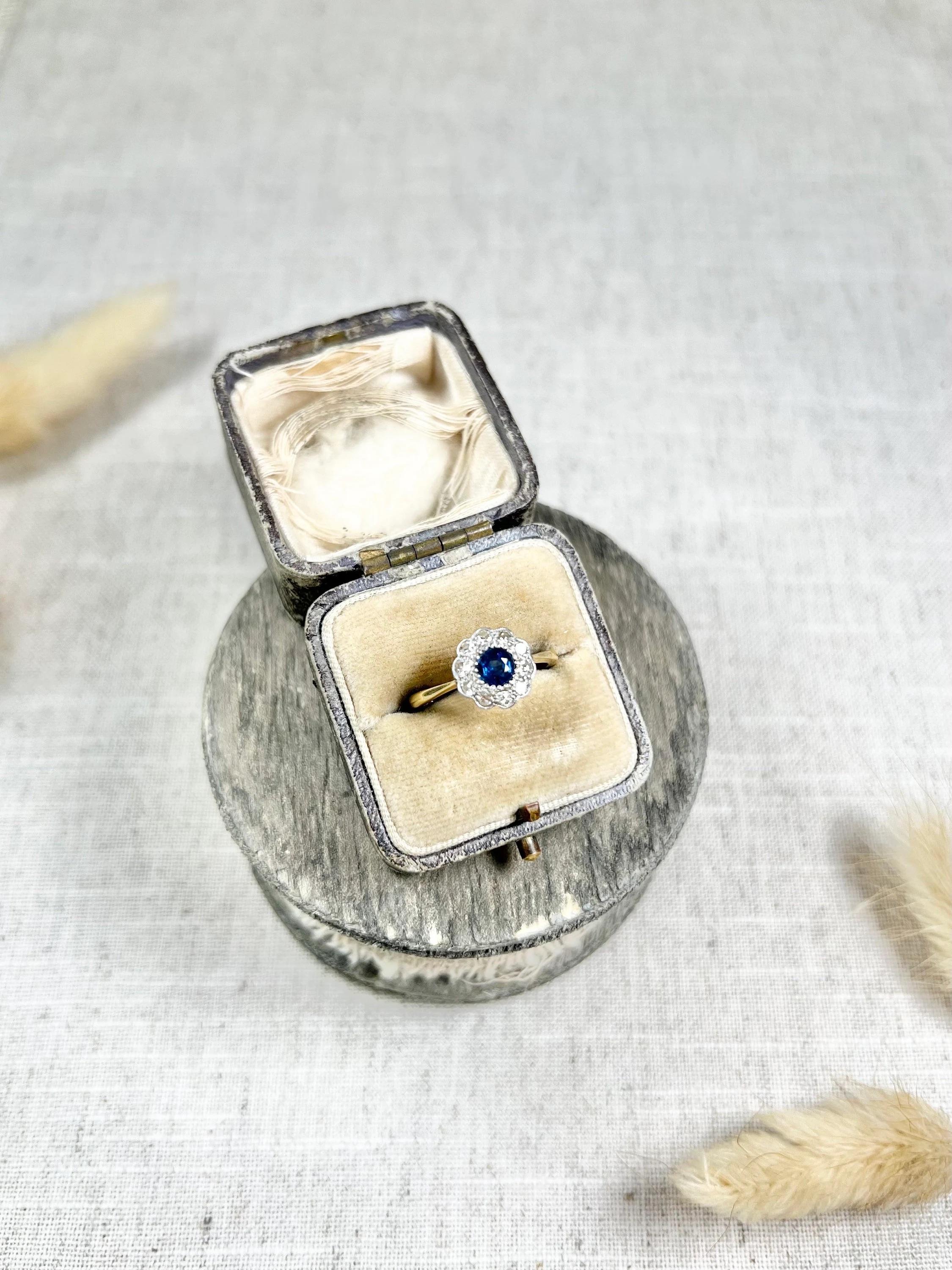 Antique 18ct Gold & Platinum Edwardian Sapphire & Diamond Daisy Cluster Ring For Sale 4