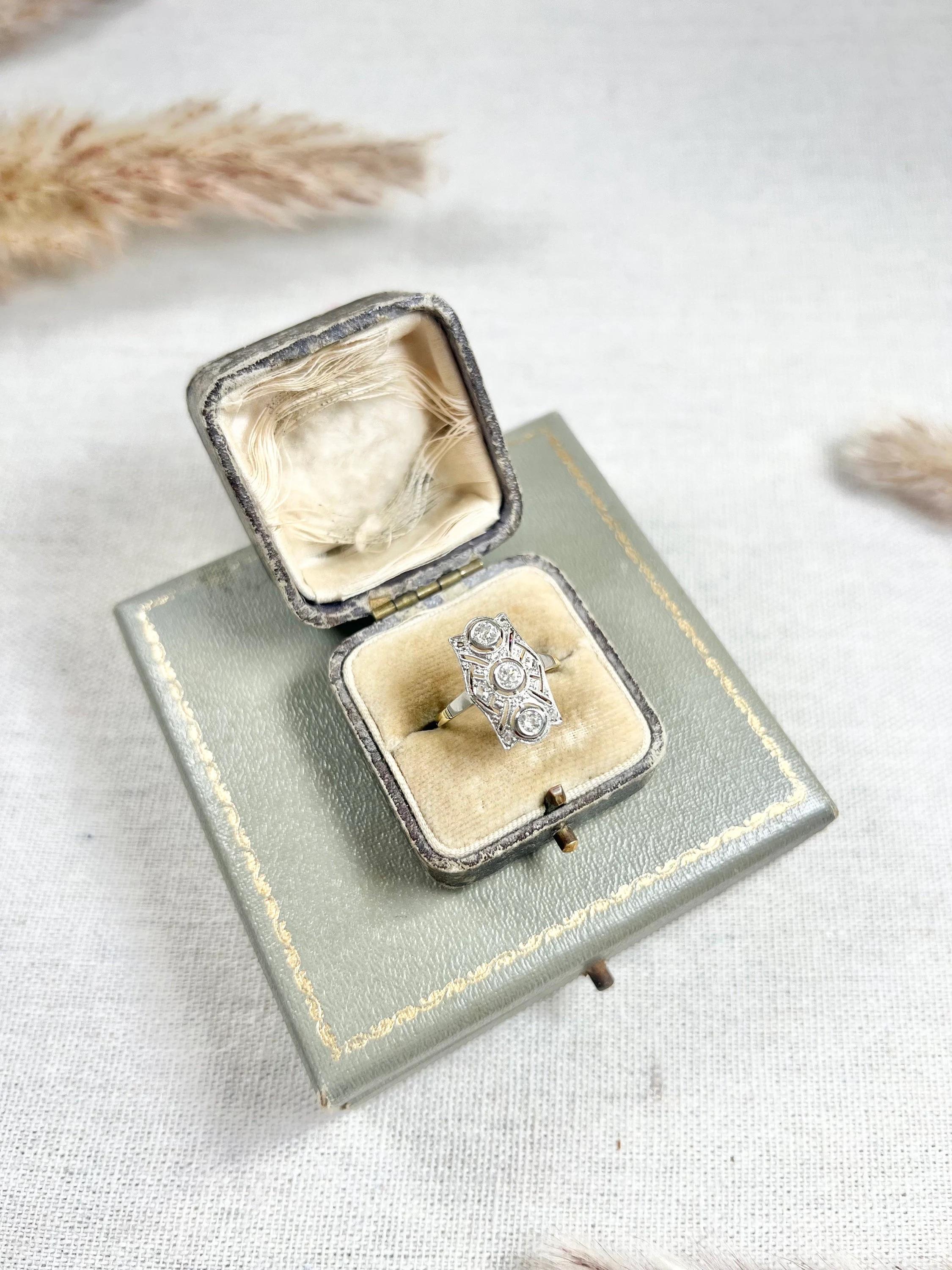 Bague ancienne en or 18ct et platine à trois pierres et diamant rectangulaire de style édouardien en vente 4