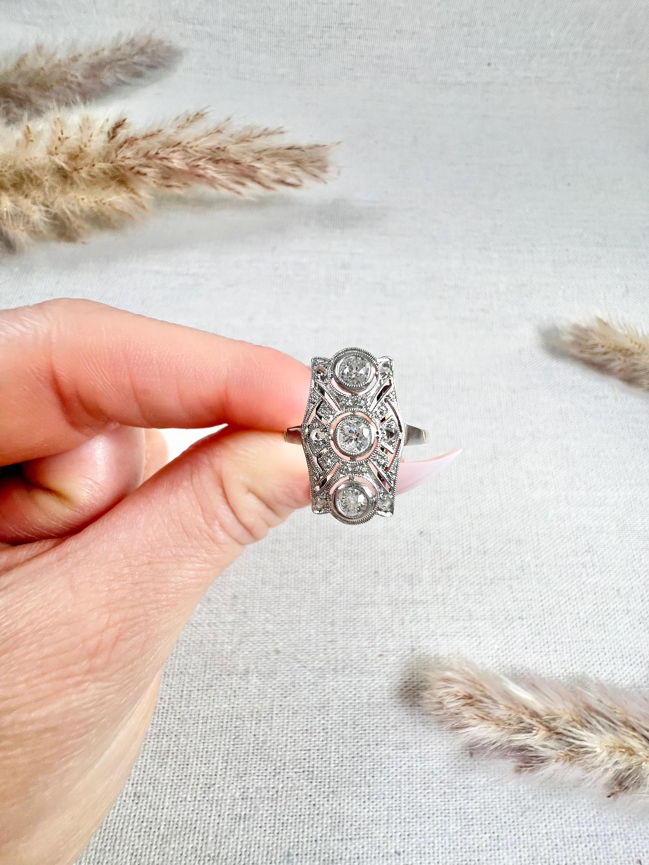Bague d'antiquités diamant 

Or jaune 18ct et platine testés

Circa 1910

Cette magnifique bague de style Eleg est un mélange parfait d'élégance et de charme. Le design ajouré de la bague est serti de trois diamants de taille européenne ancienne au