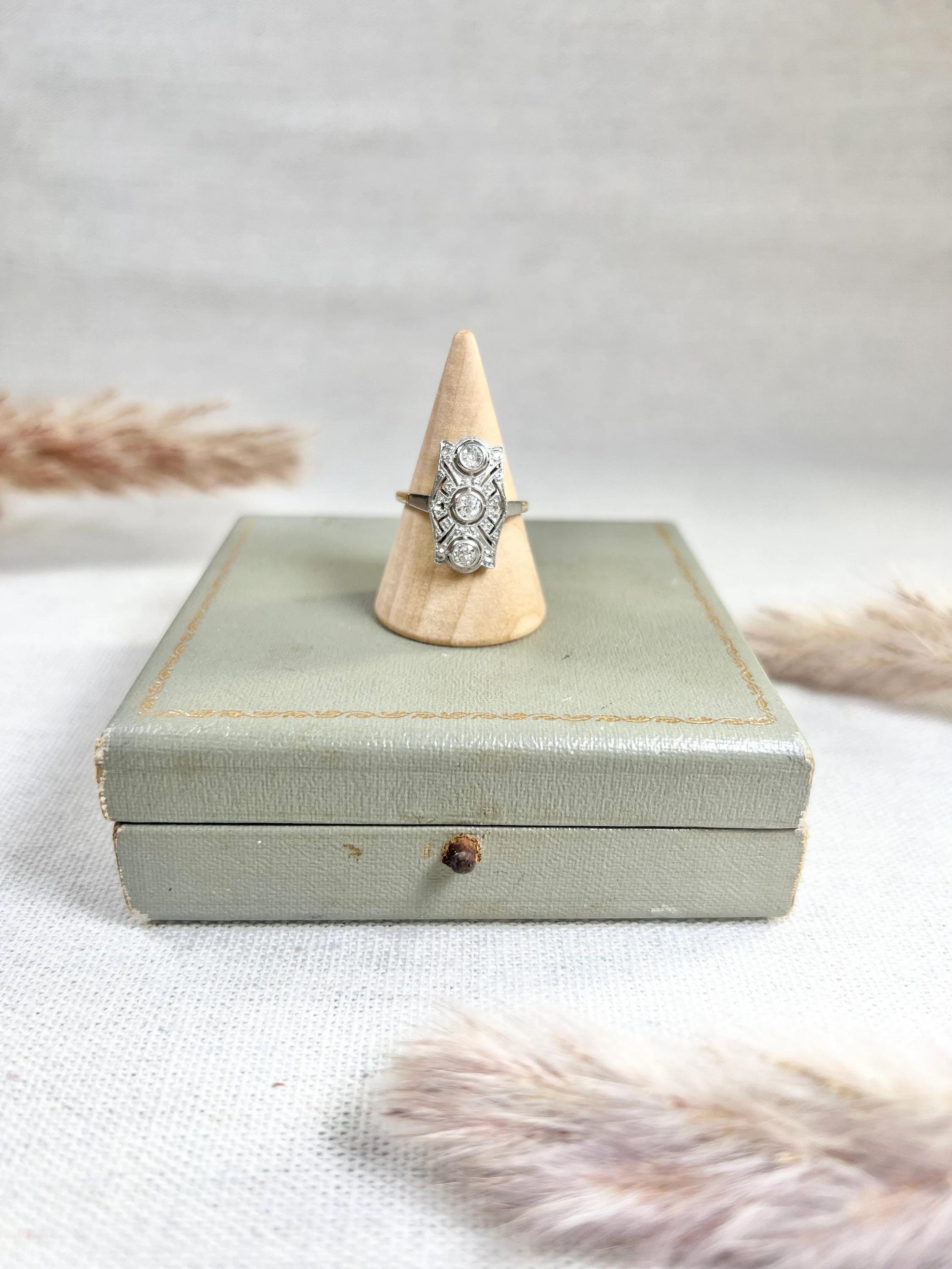 Taille vieille Europe Bague ancienne en or 18ct et platine à trois pierres et diamant rectangulaire de style édouardien en vente