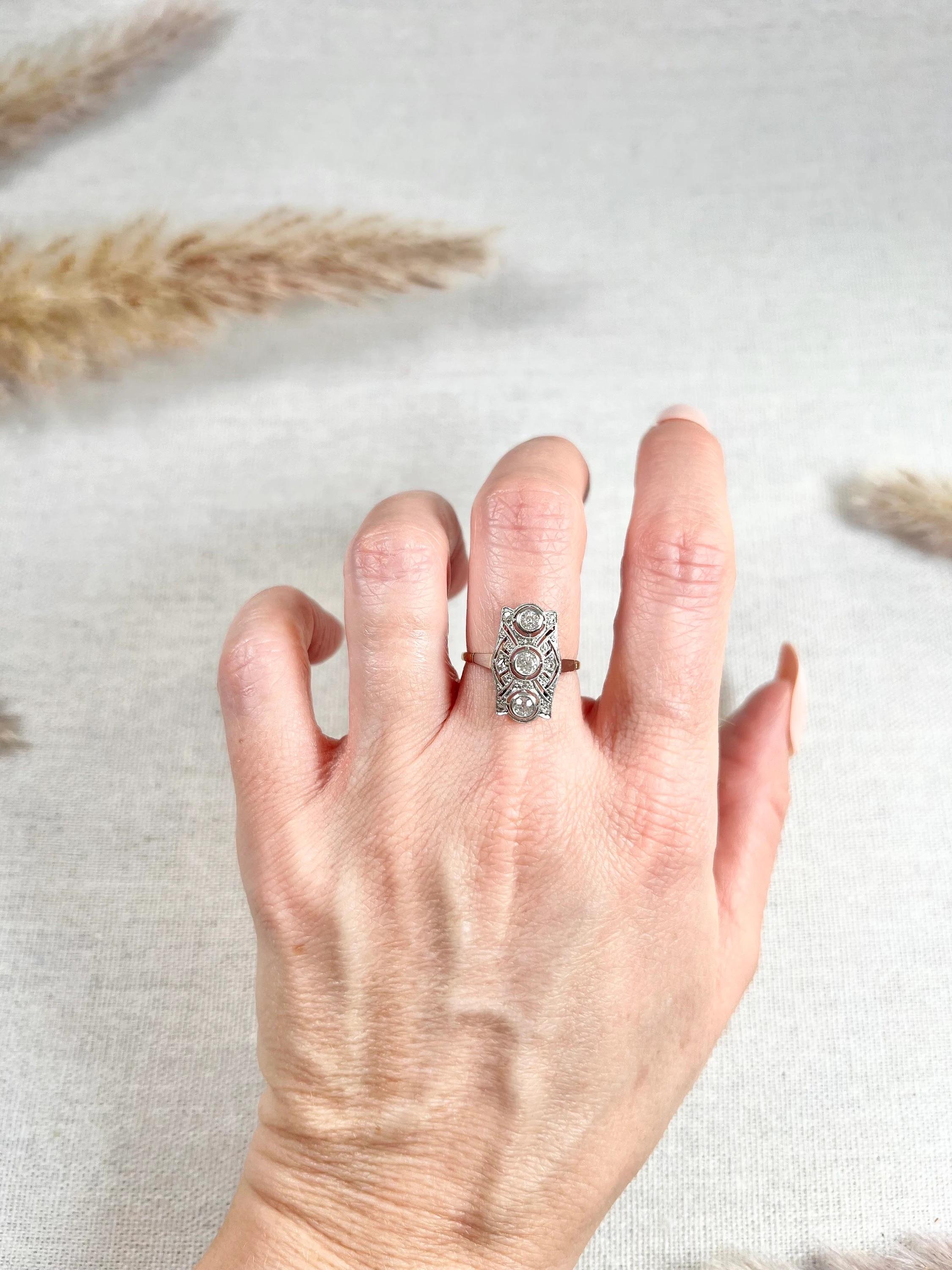 Bague ancienne en or 18ct et platine à trois pierres et diamant rectangulaire de style édouardien Bon état - En vente à Brighton, GB