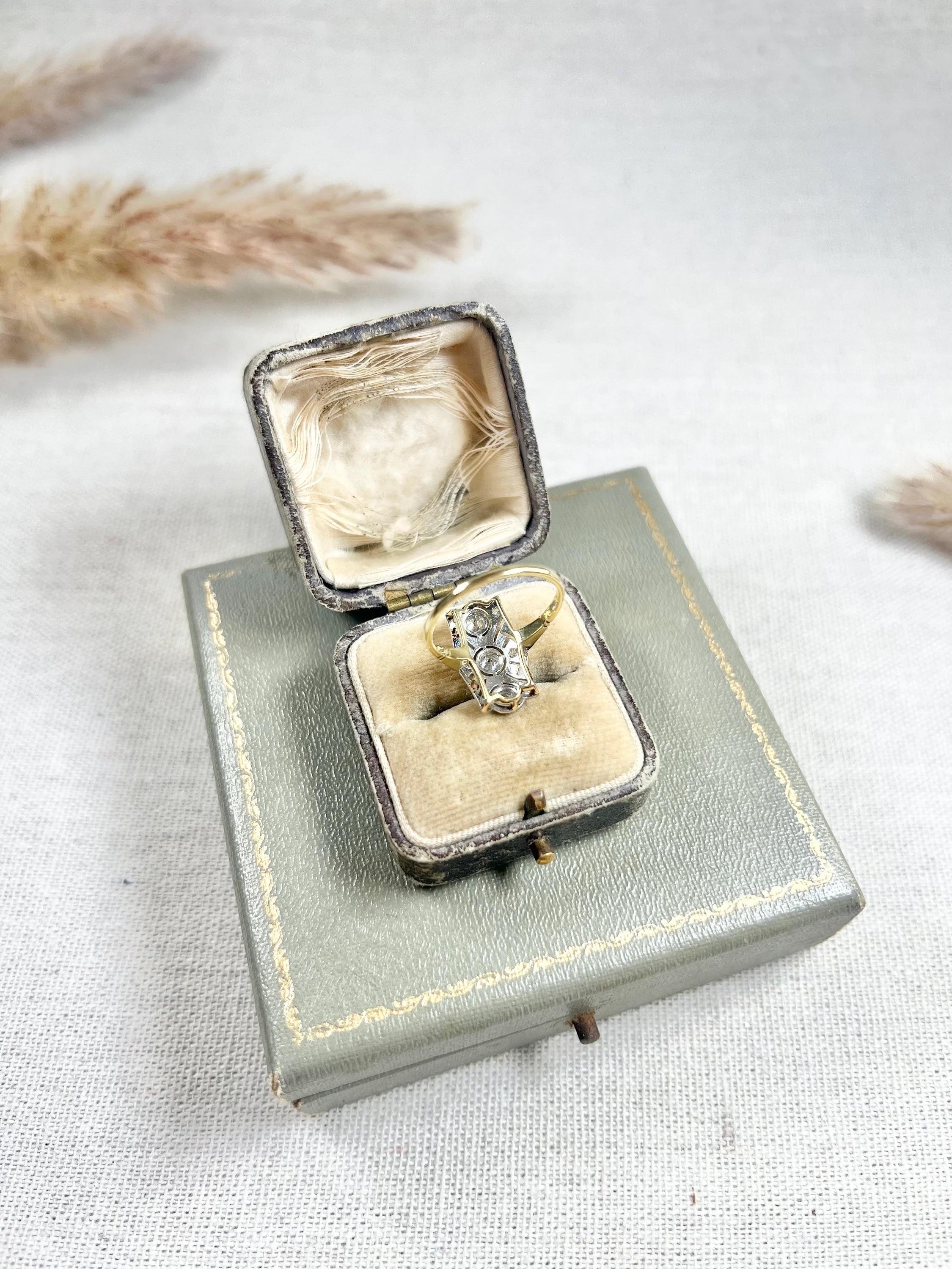 Bague ancienne en or 18ct et platine à trois pierres et diamant rectangulaire de style édouardien en vente 1