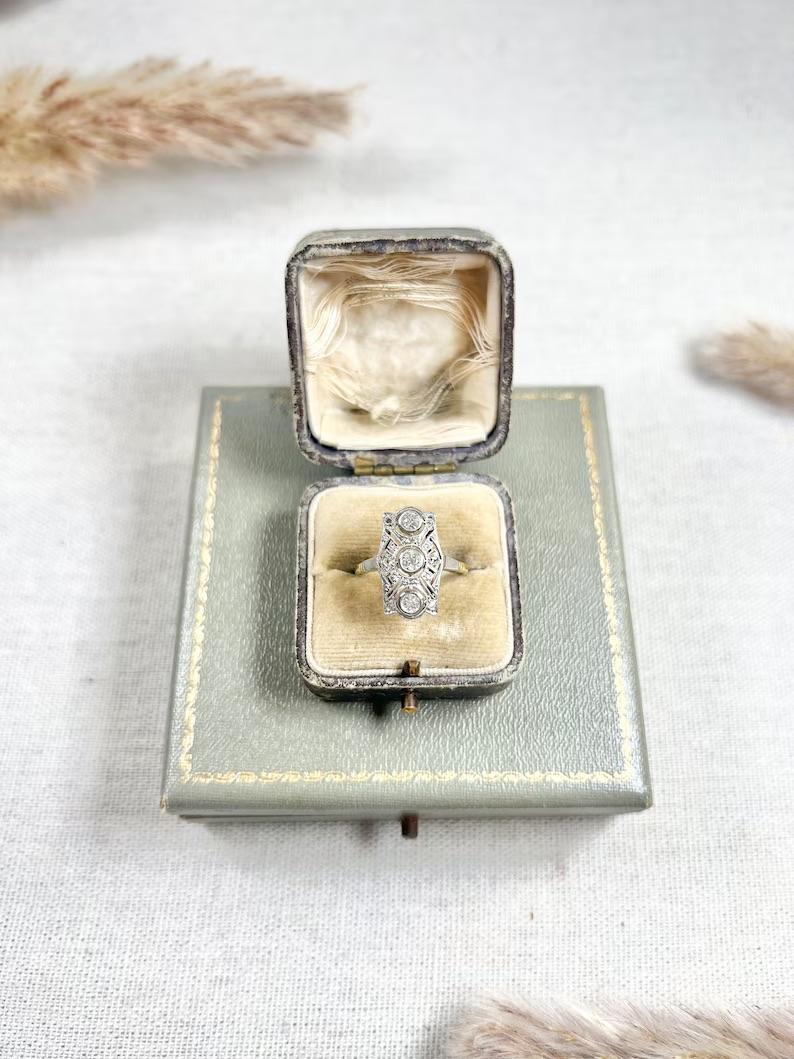 Bague ancienne en or 18ct et platine à trois pierres et diamant rectangulaire de style édouardien en vente 2