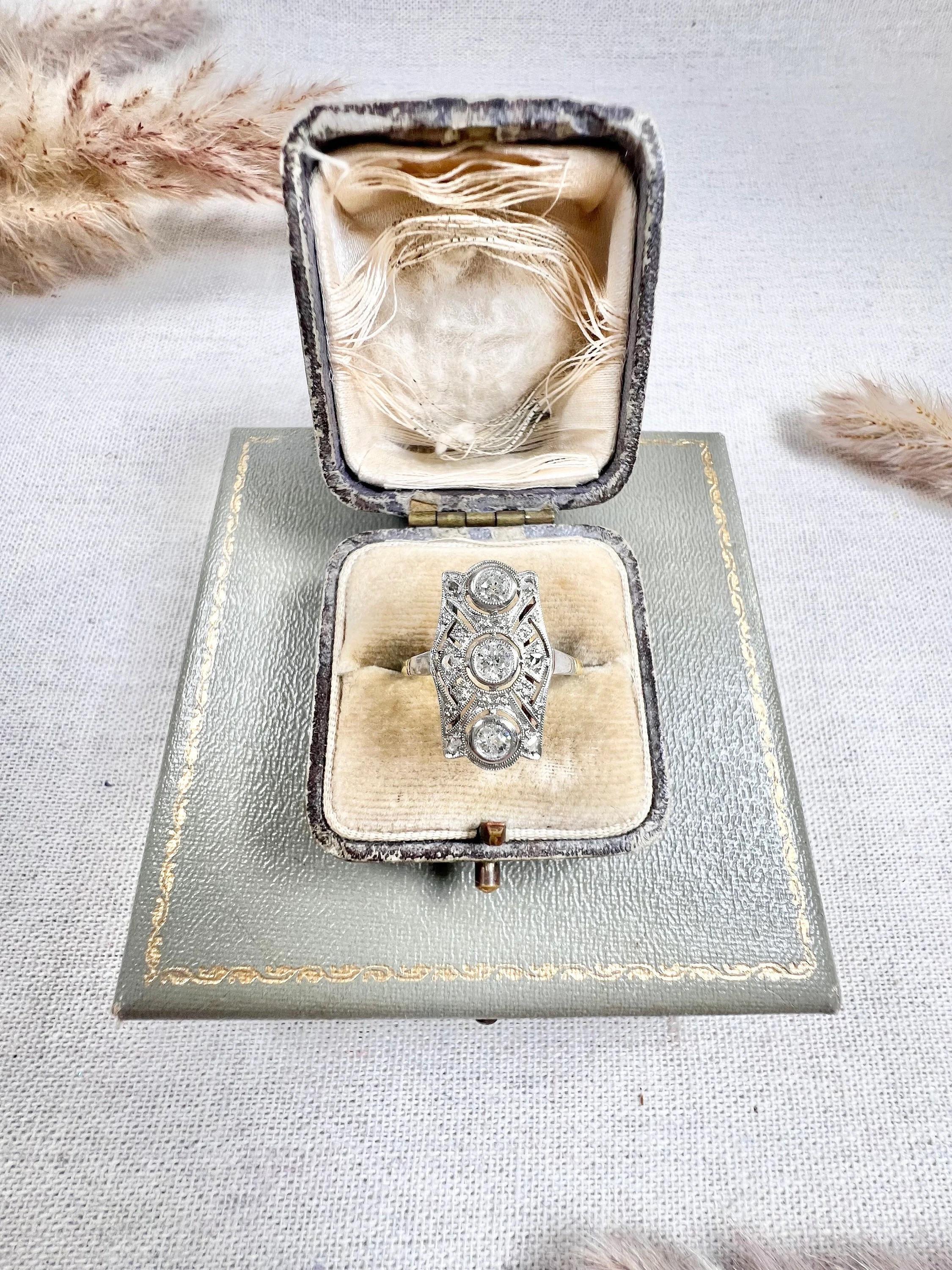 Bague ancienne en or 18ct et platine à trois pierres et diamant rectangulaire de style édouardien en vente 3