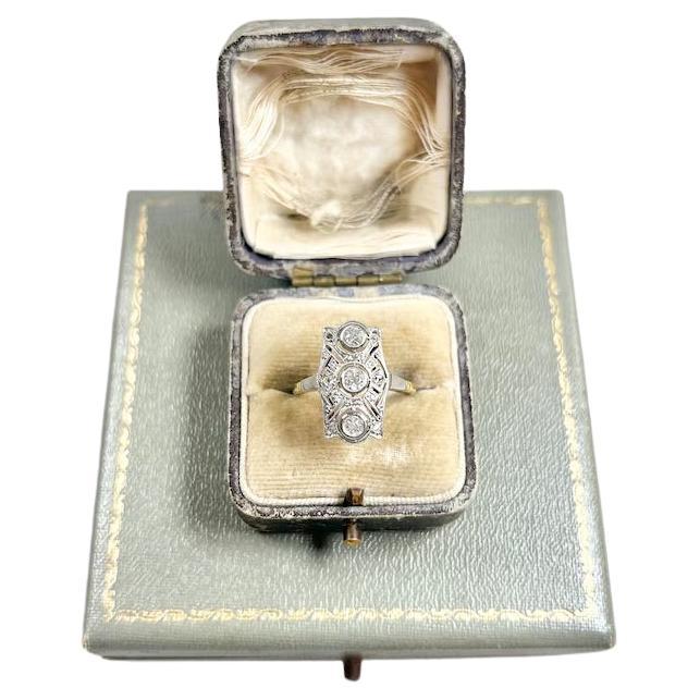 Antiguo anillo eduardiano de oro de 18 ct y platino con tres diamantes rectangulares