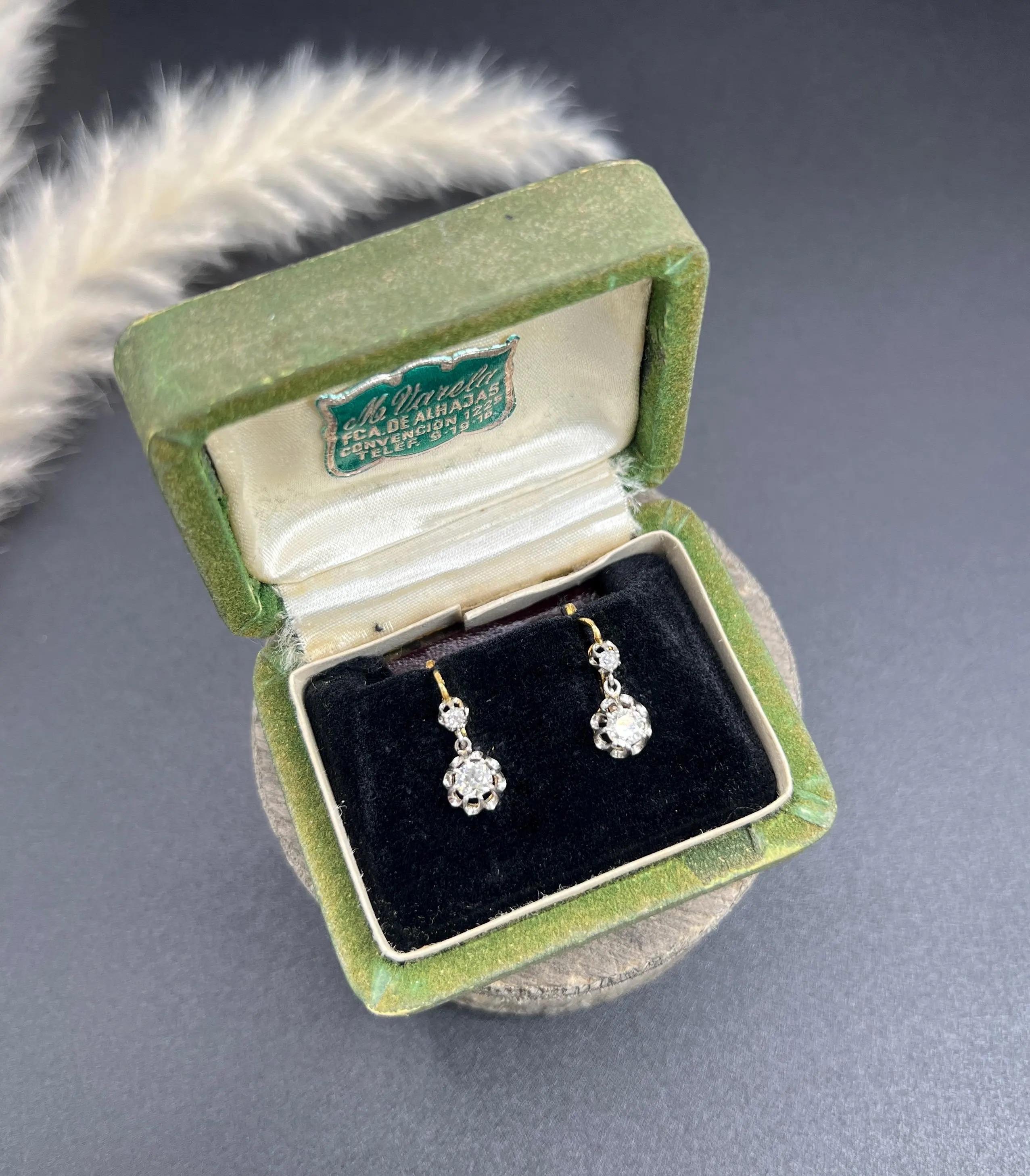 Boucles d'oreilles anciennes en diamant 

Or jaune 18ct et platine, poinçonné en France

Circa 1910

Voici une superbe paire d'Eleg en or jaune 18ct et en platine sertie de diamants, un mélange parfait d'élégance classique et de charme intemporel.