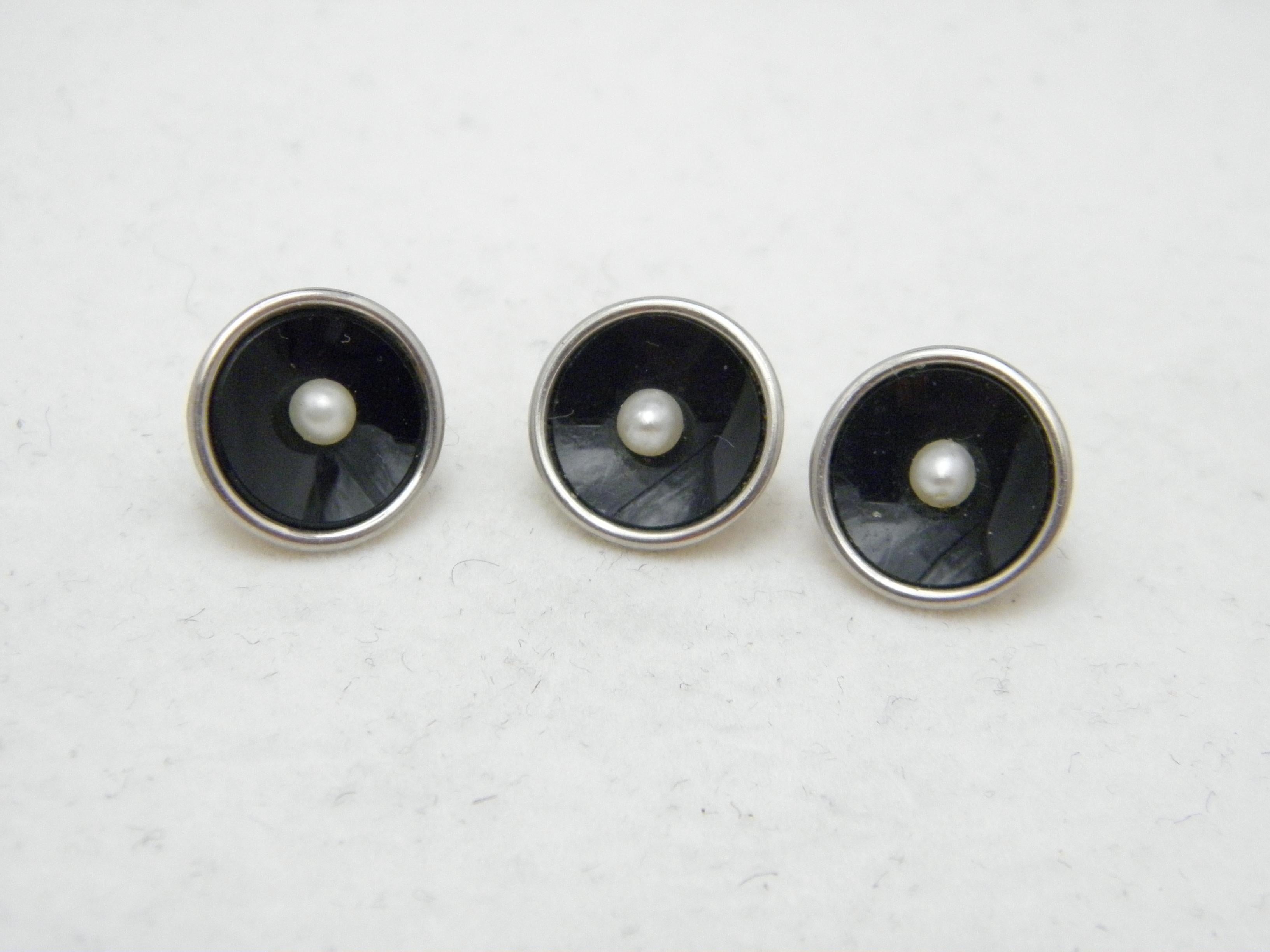If you have landed on this page then you have an eye for beauty.

On offer is this gorgeous

18CT SOLID GOLD, PLATINUM, ONYX AND PEARL SHIRT STUDS BUTTONS X 3

DETAILS
Material: 18ct (750/000) Solid Yellow Gold with Platinum edging and gem