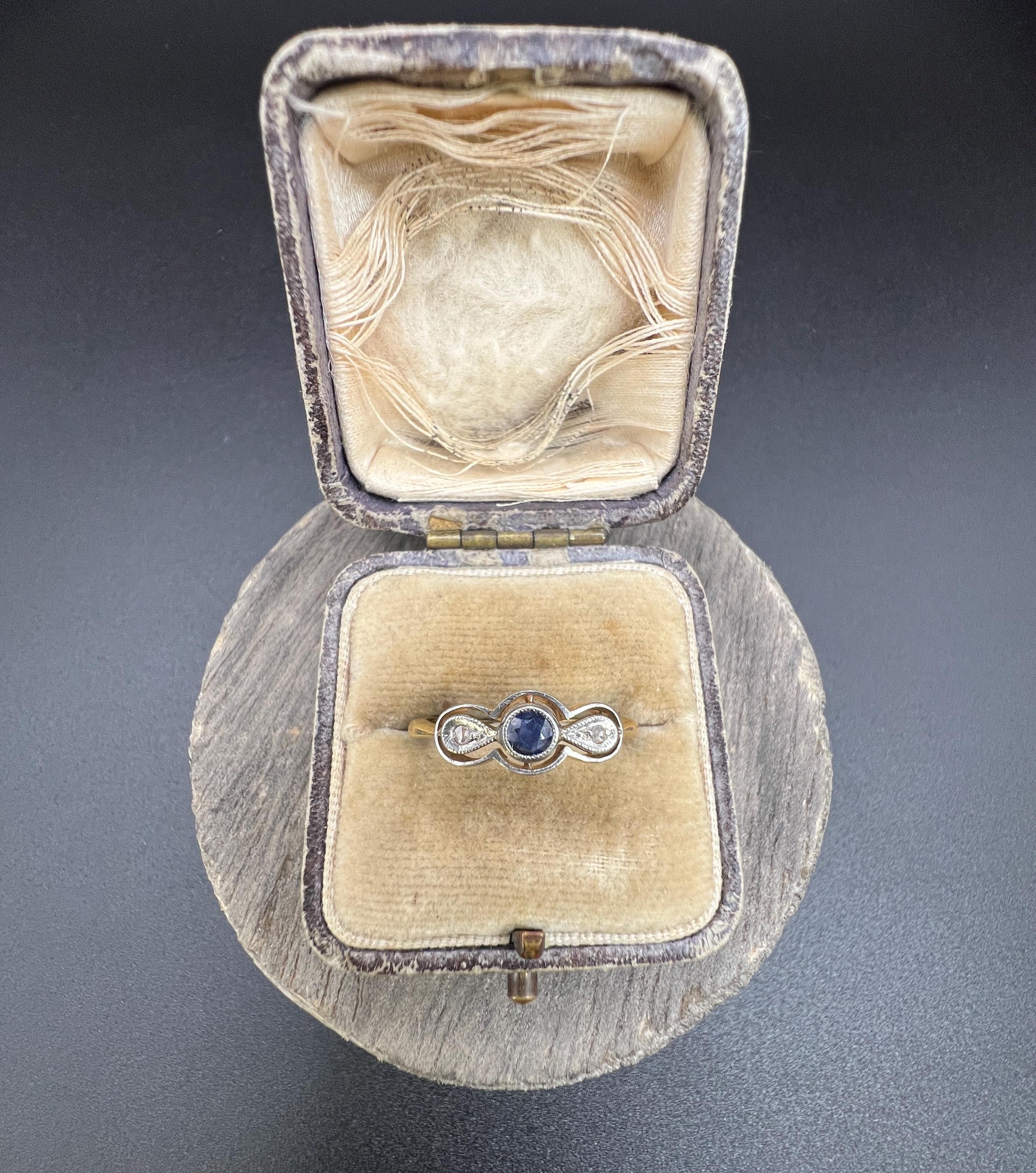 Antico anello a forma di arco con tre pietre in oro 18ct e platino, zaffiri e diamanti in vendita 4
