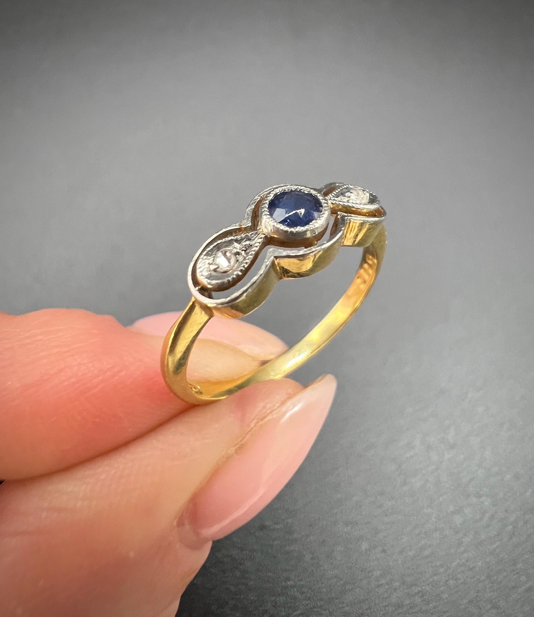 Antico anello a forma di arco con tre pietre in oro 18ct e platino, zaffiri e diamanti in vendita 5