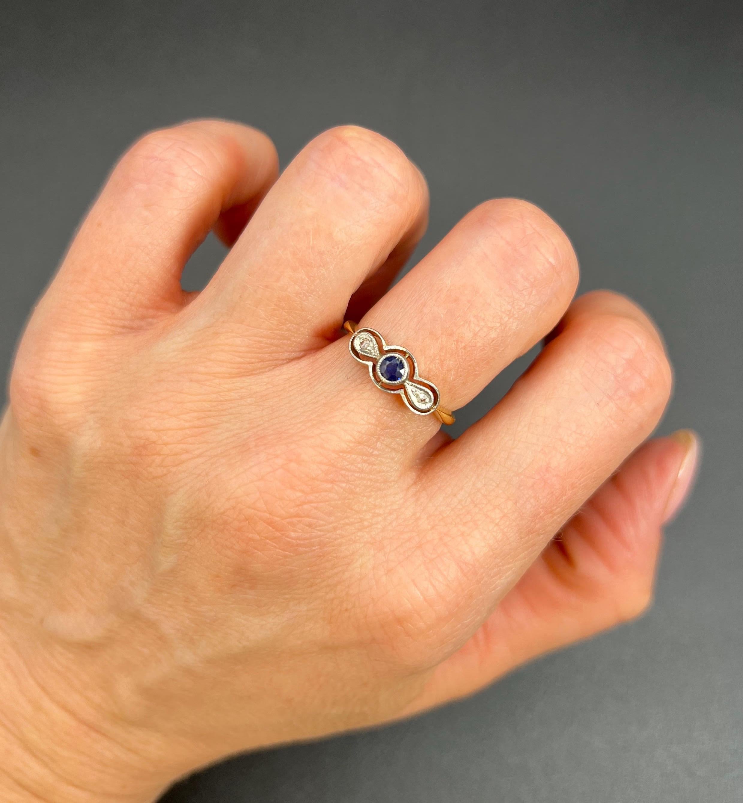 Edoardiano Antico anello a forma di arco con tre pietre in oro 18ct e platino, zaffiri e diamanti in vendita