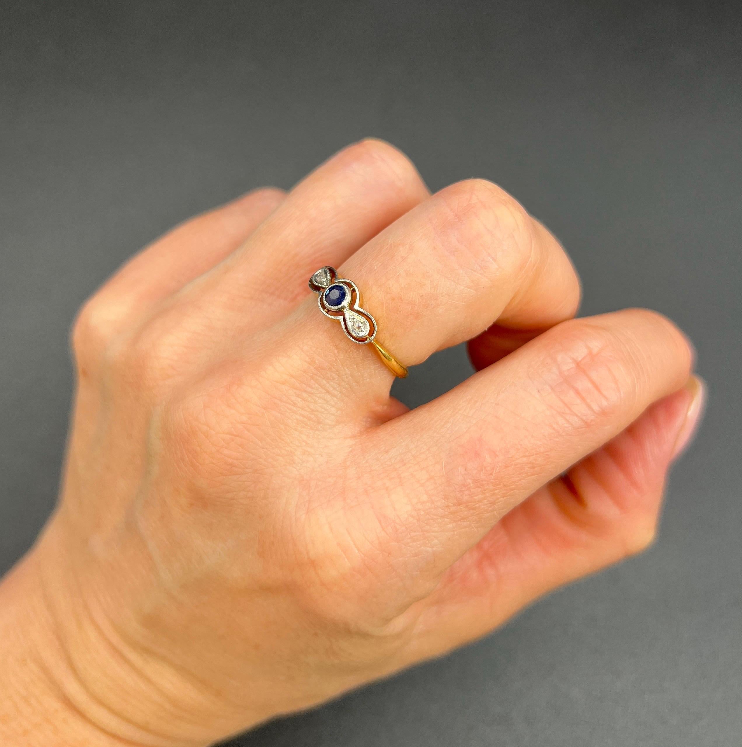 Antico anello a forma di arco con tre pietre in oro 18ct e platino, zaffiri e diamanti In condizioni buone in vendita a Brighton, GB