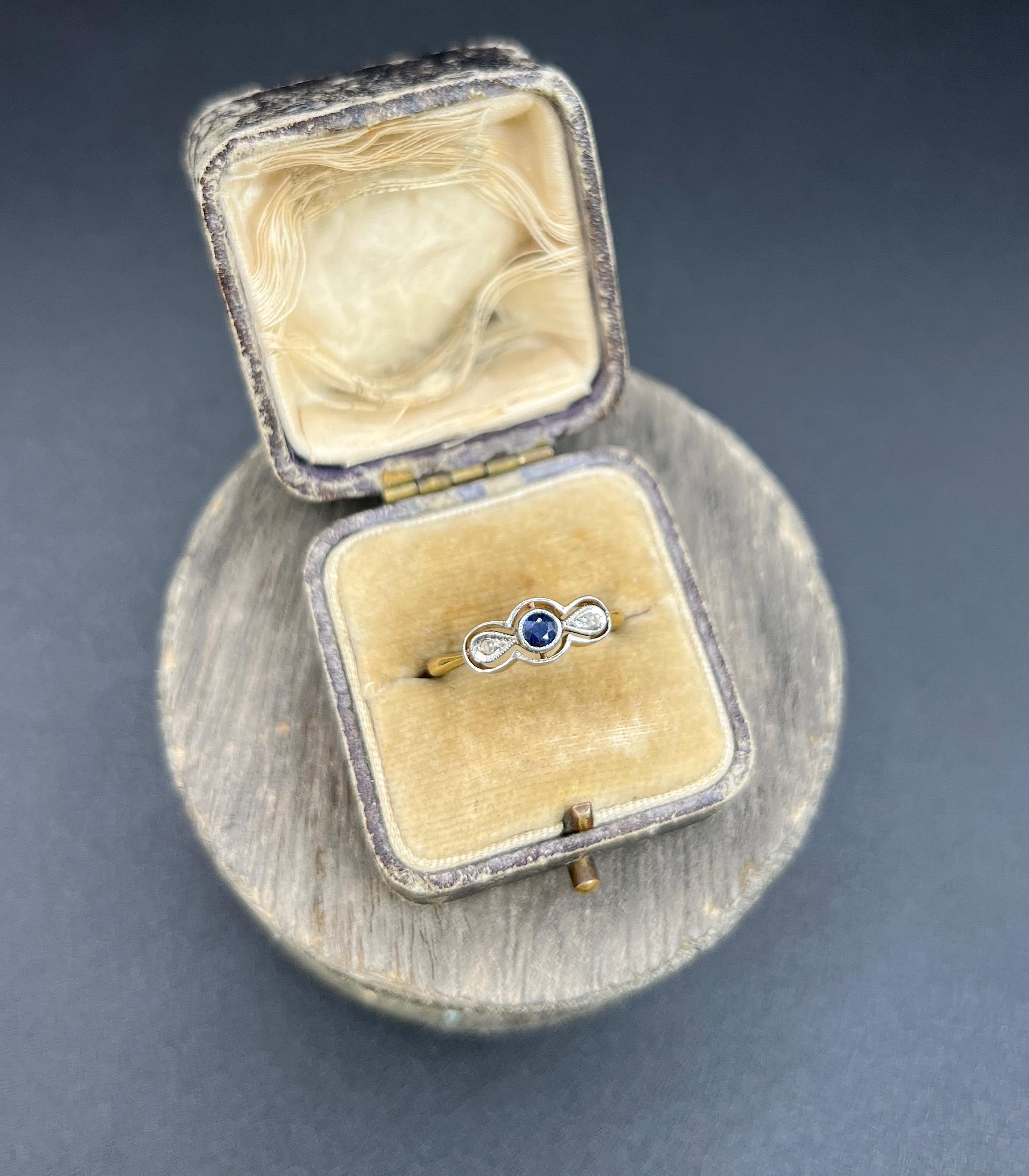 Antico anello a forma di arco con tre pietre in oro 18ct e platino, zaffiri e diamanti in vendita 1
