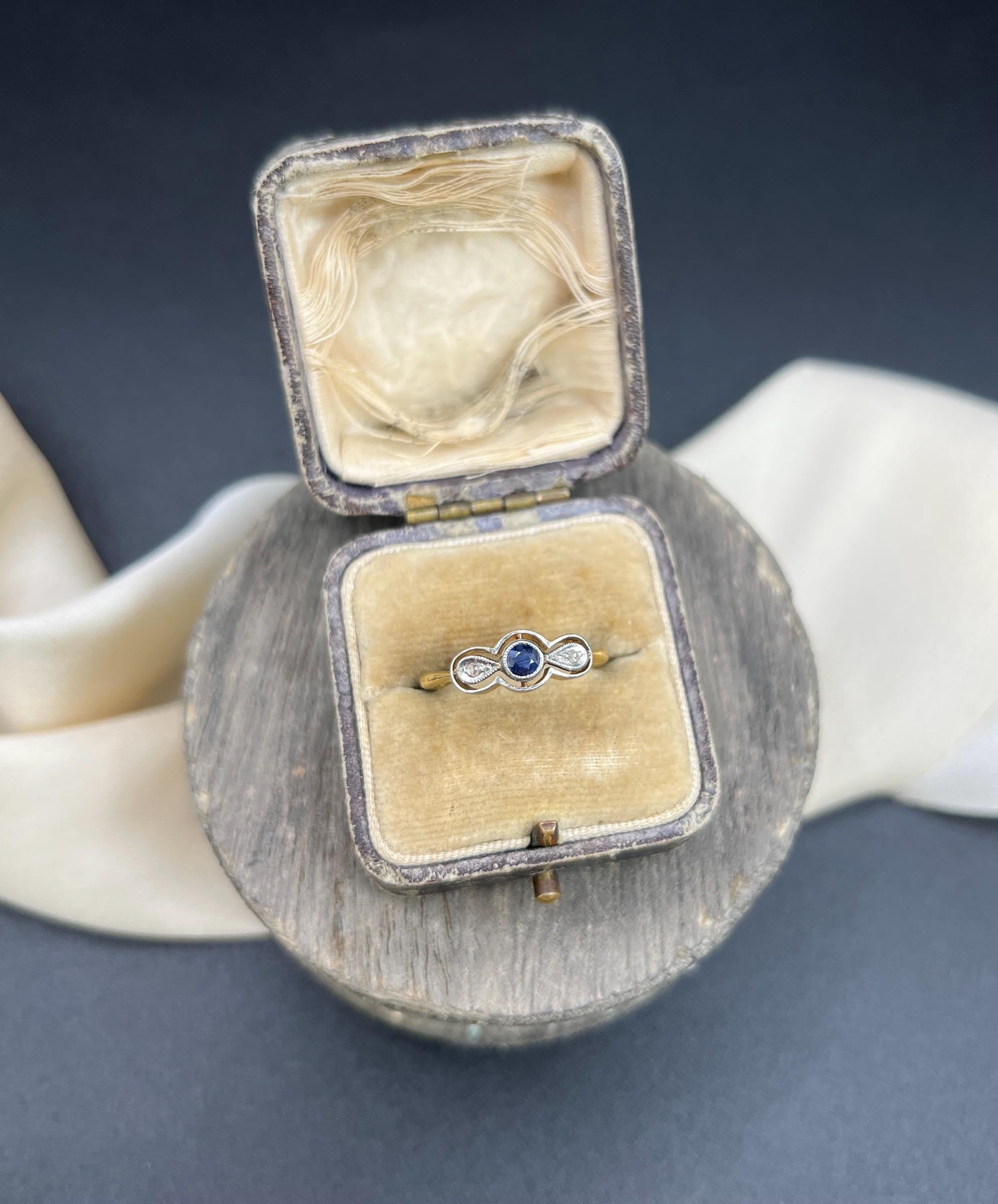 Antico anello a forma di arco con tre pietre in oro 18ct e platino, zaffiri e diamanti in vendita 2