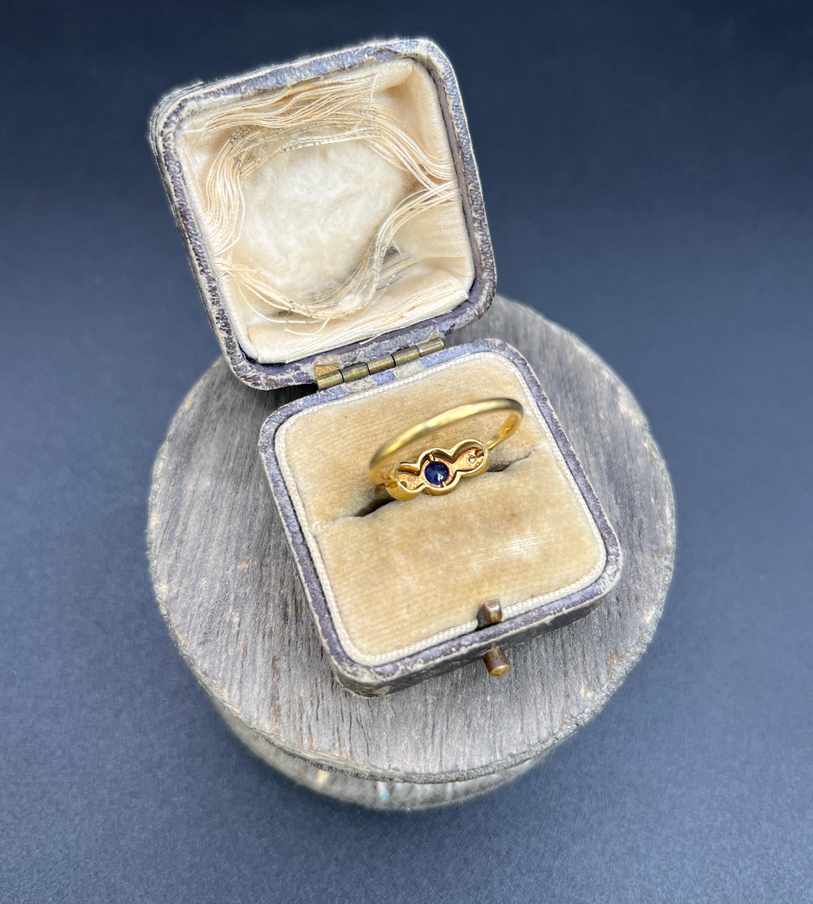 Antico anello a forma di arco con tre pietre in oro 18ct e platino, zaffiri e diamanti in vendita 3