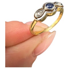 Bague ancienne en or 18 carats, platine, saphirs et diamants en forme de nœud papillon