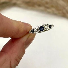 Anillo antiguo de oro de 18 ct y platino con cinco piedras de zafiro y diamantes Circa 1910