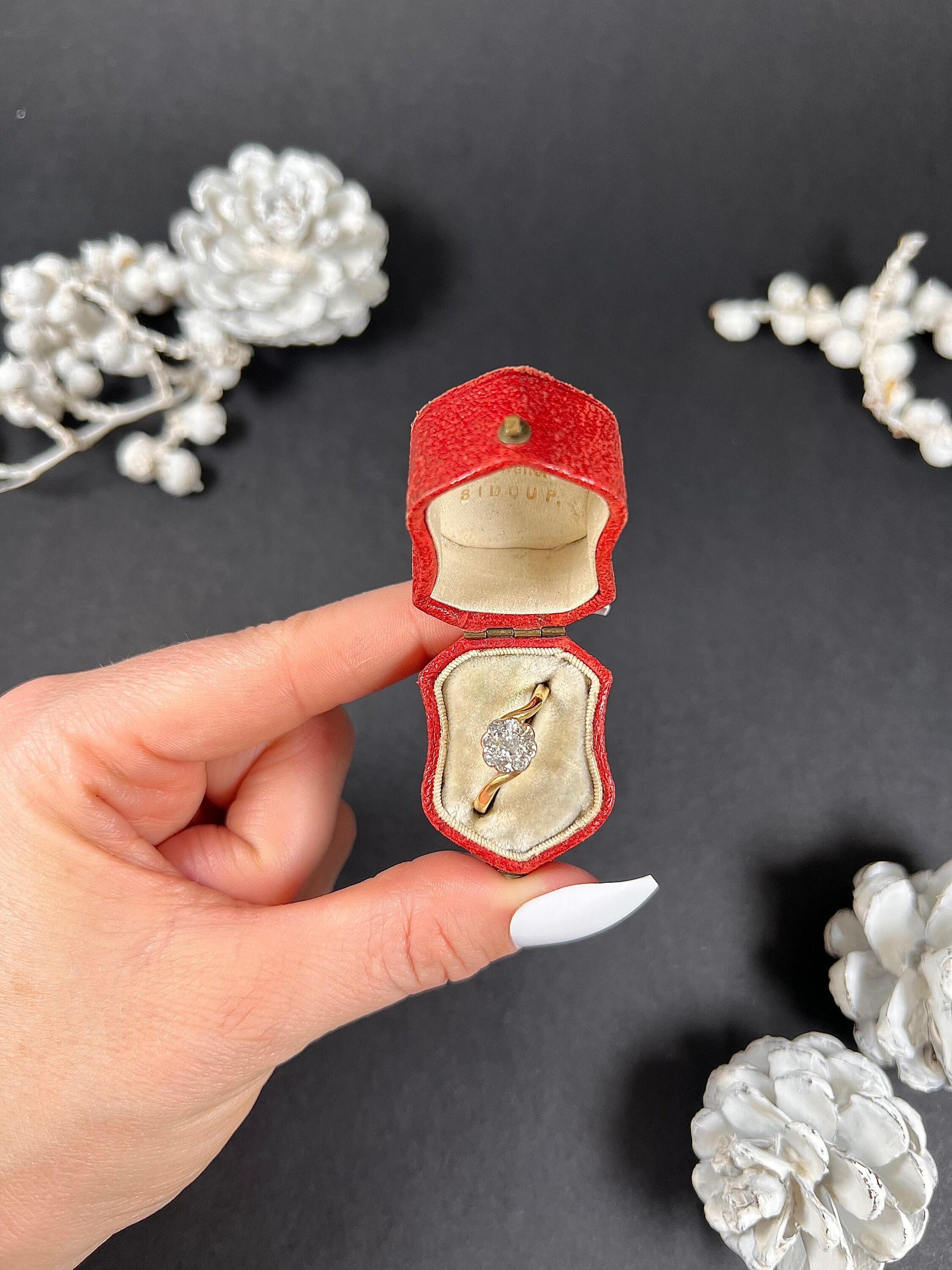 Antique Diamond Daisy Ring 

18ct Gold & Platinum Stamped 

Circa 1910

Introducing a stunning Edwardian diamond daisy ring, crafted from 18ct yellow gold and platinum. The ring features a beautiful daisy design adorned with sparkling diamonds set
