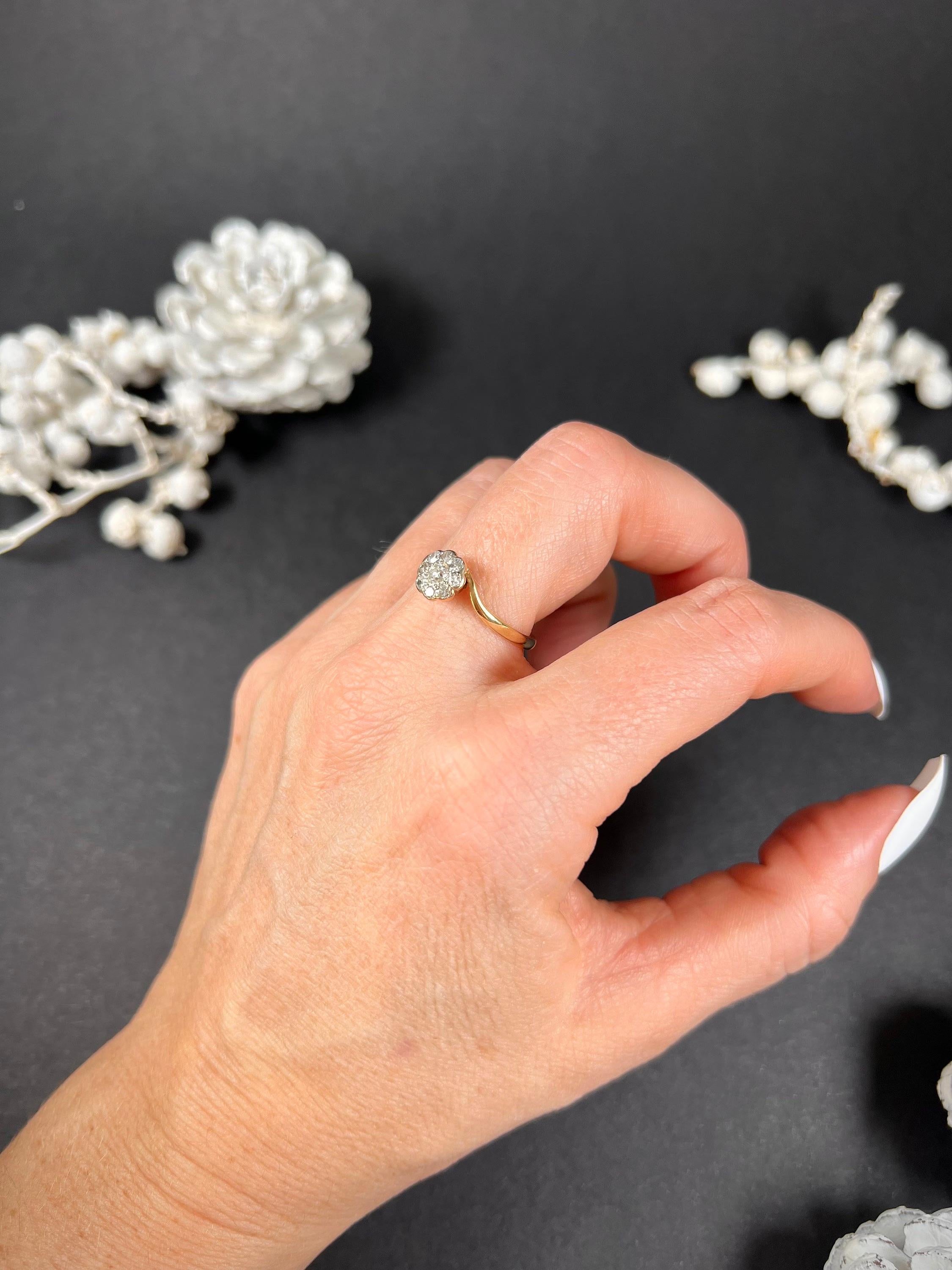 Antique 18ct Gold & Platinum Stamped, Edwardian Diamond Daisy Ring In Good Condition For Sale In Brighton, GB