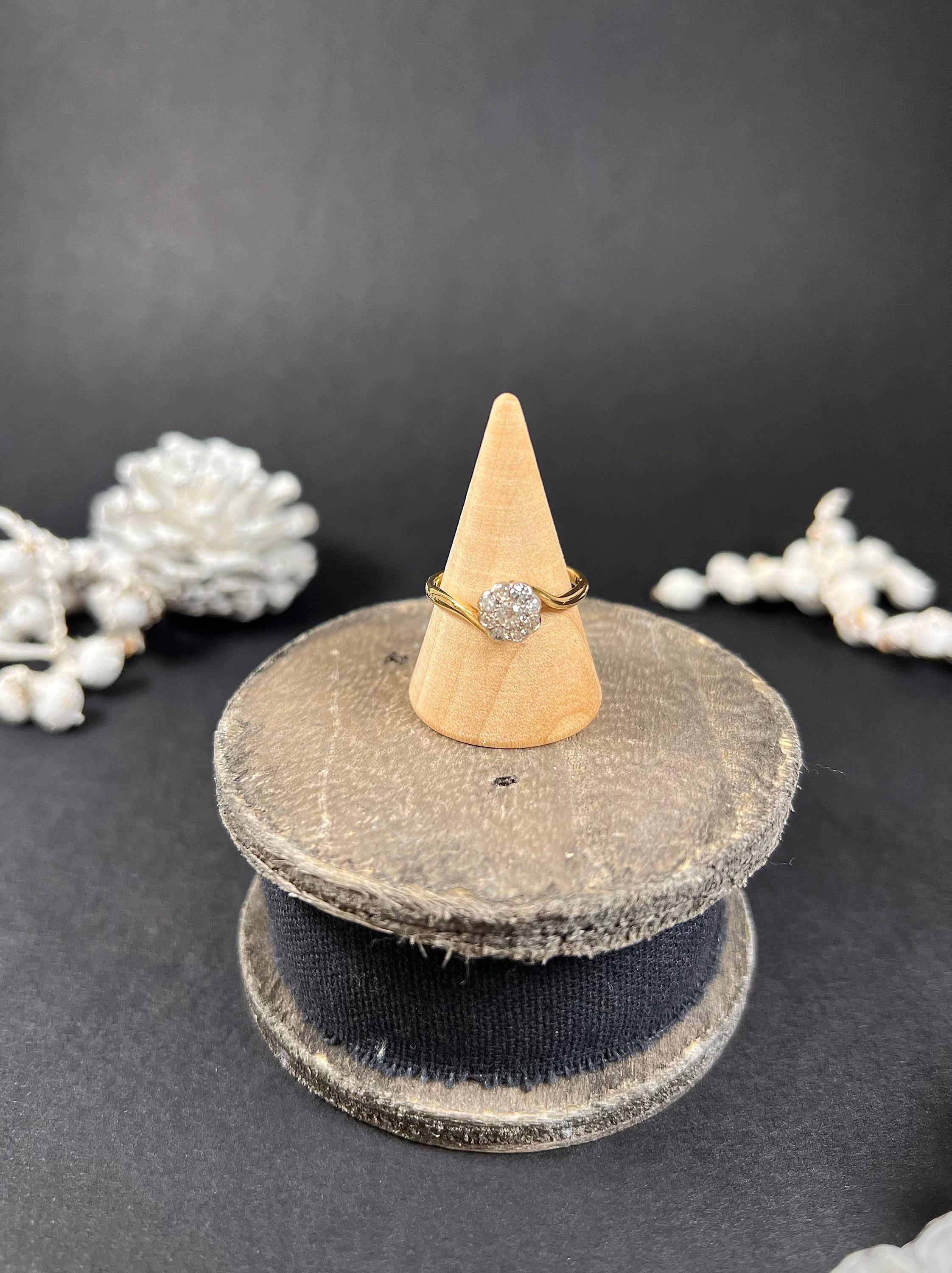 Antique 18ct Gold & Platinum Stamped, Edwardian Diamond Daisy Ring For Sale 1