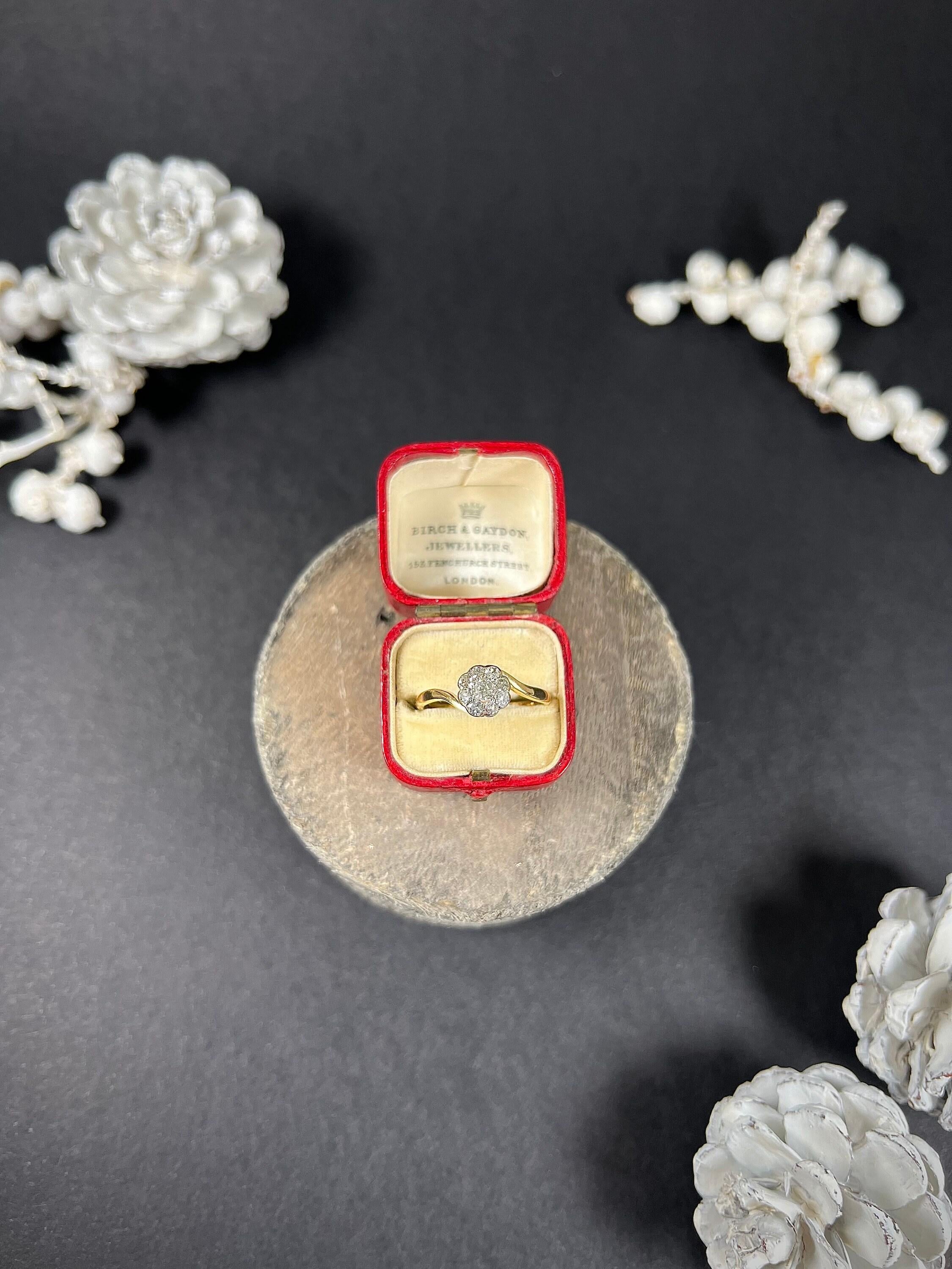 Antique 18ct Gold & Platinum Stamped, Edwardian Diamond Daisy Ring For Sale 2