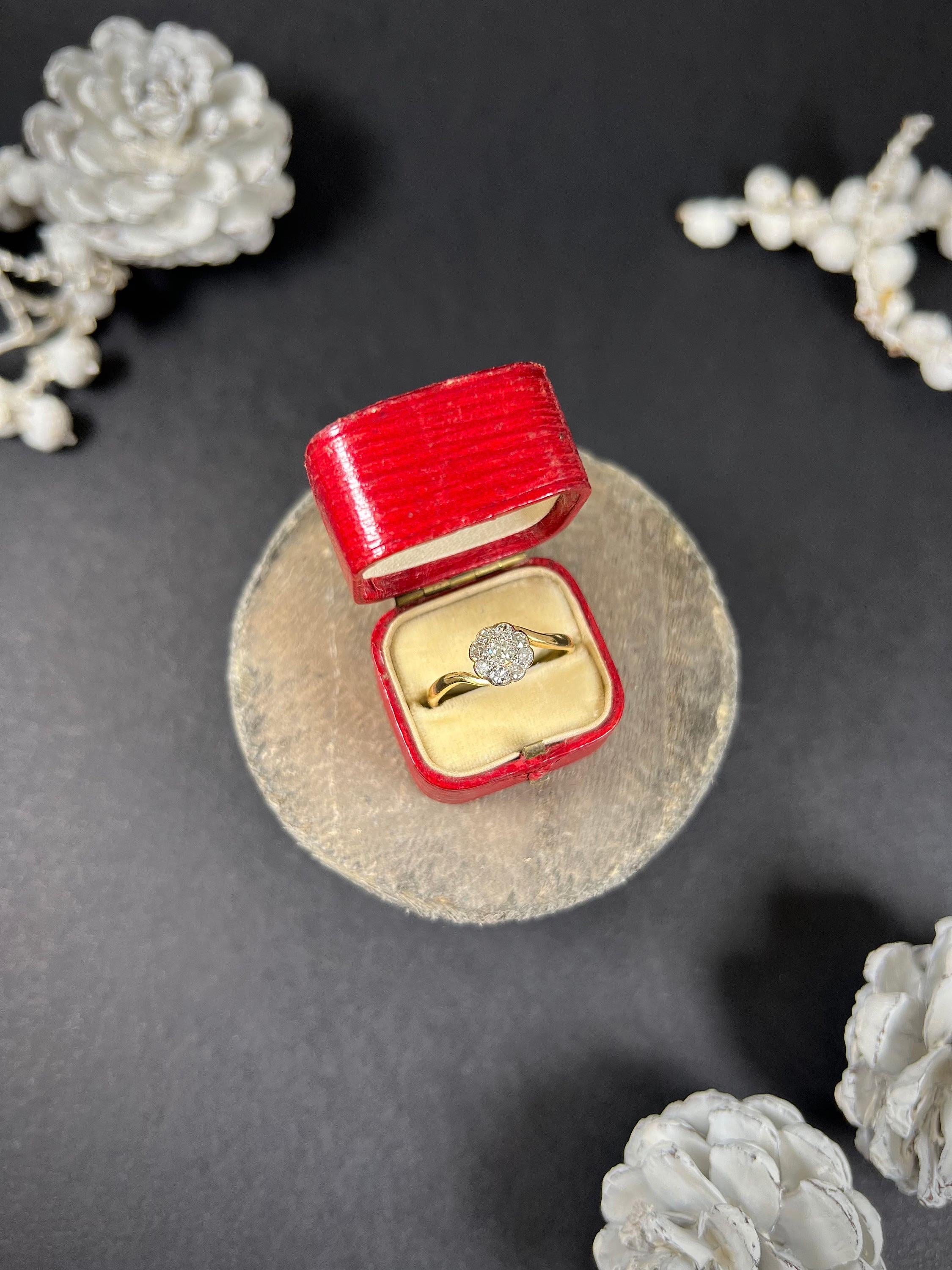 Antique 18ct Gold & Platinum Stamped, Edwardian Diamond Daisy Ring For Sale 3